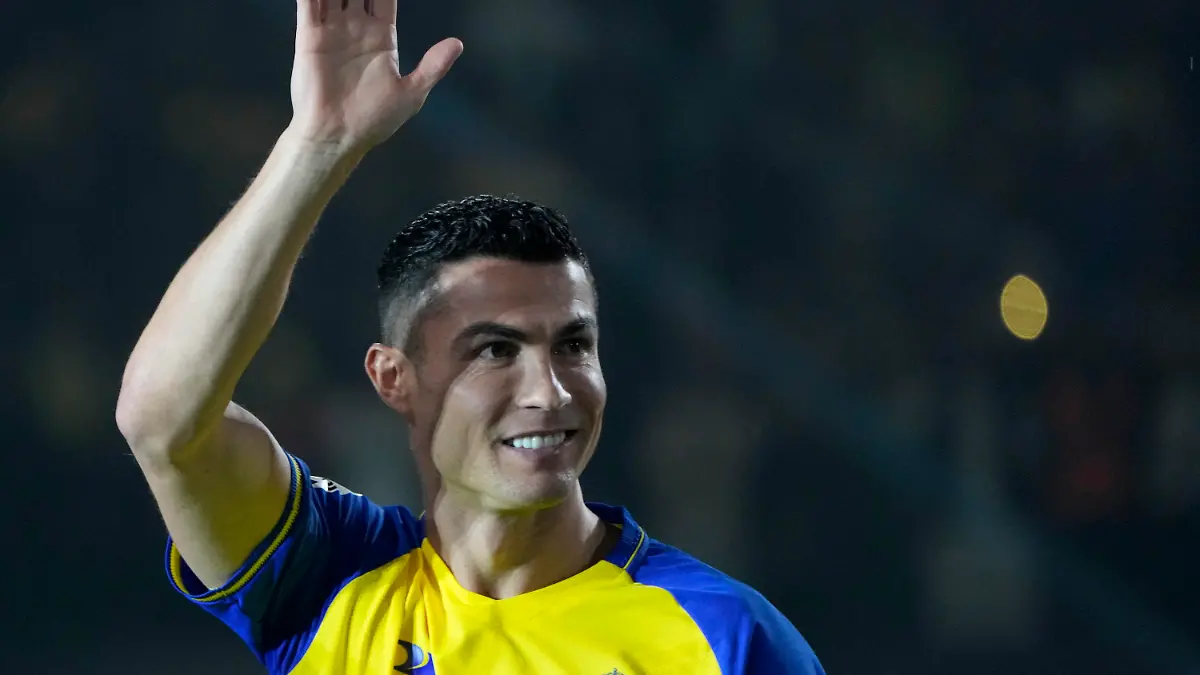 03.01.2023, Saudi-Arabien, Riad: Cristiano Ronaldo, portugiesischer Fußballstar, begrüßt die Fans während seiner offiziellen Vorstellung beim Fußballverein Al Nassr. Ronaldo schloss einen lukrativen Wechsel zum saudi-arabischen Klub Al Nassr ab. Foto: Amr Nabil/AP/dpa +++ dpa-Bildfunk +++