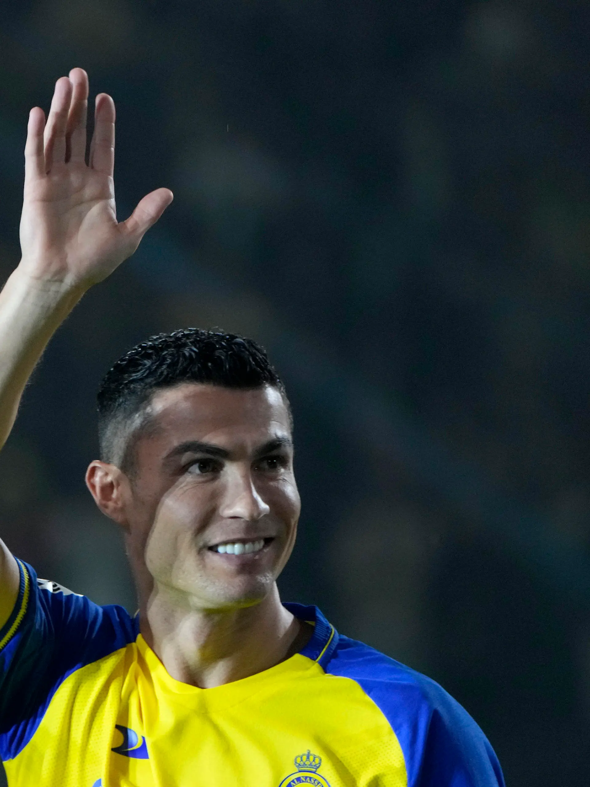 03.01.2023, Saudi-Arabien, Riad: Cristiano Ronaldo, portugiesischer Fußballstar, begrüßt die Fans während seiner offiziellen Vorstellung beim Fußballverein Al Nassr. Ronaldo schloss einen lukrativen Wechsel zum saudi-arabischen Klub Al Nassr ab. Foto: Amr Nabil/AP/dpa +++ dpa-Bildfunk +++