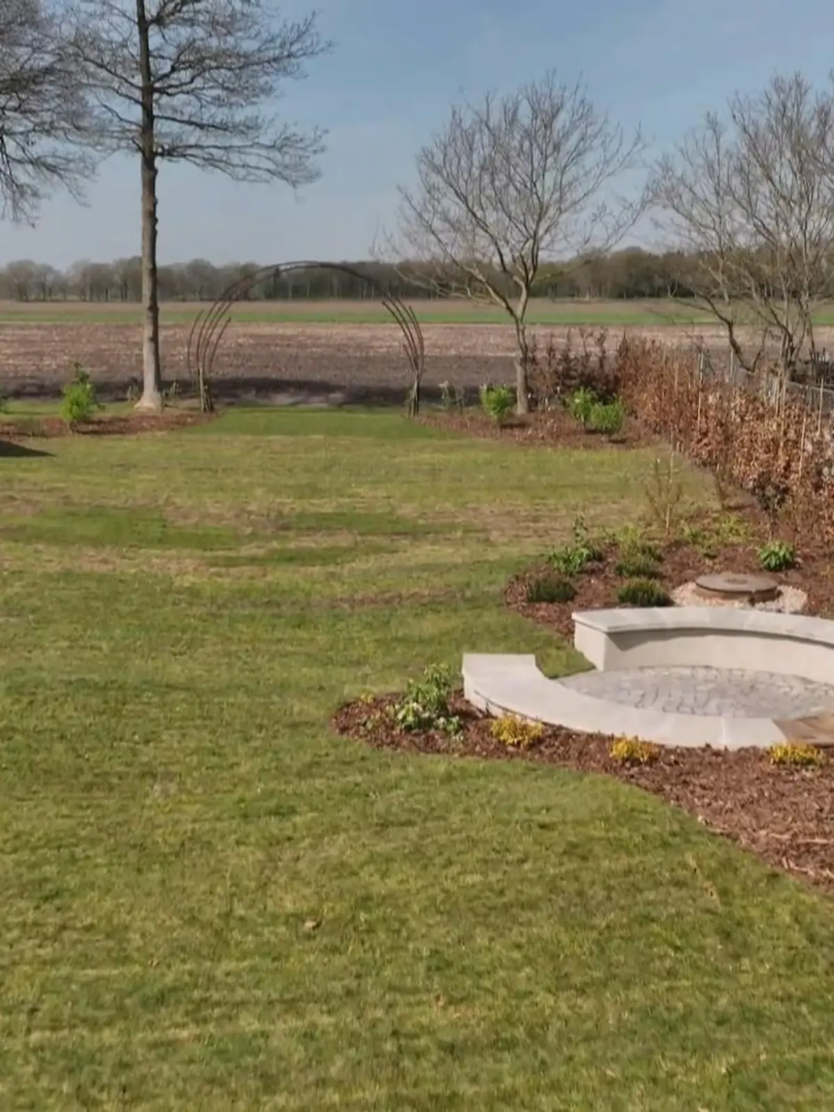 Bild zu: "Kreative Gartengestaltung mit alten Materialien"