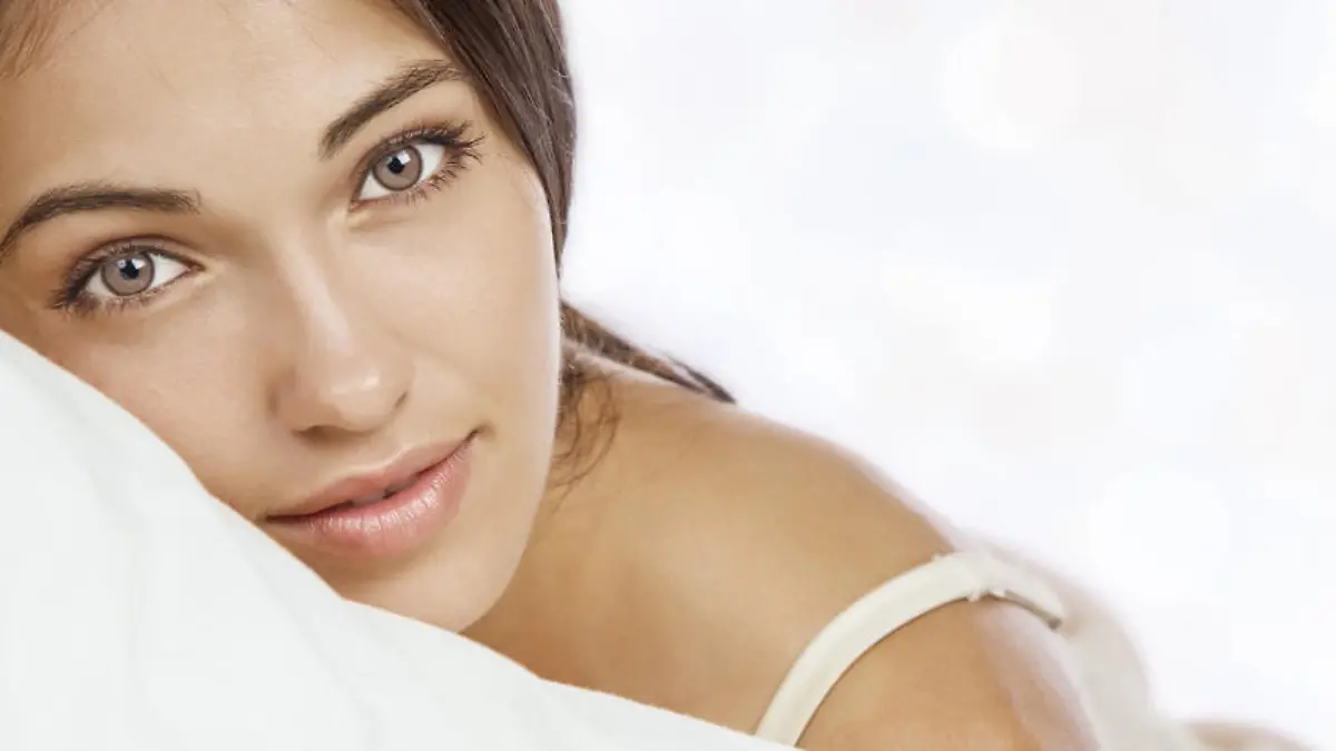 frau haut creme oflege alter bett Fotolia 13878203 S.jpg