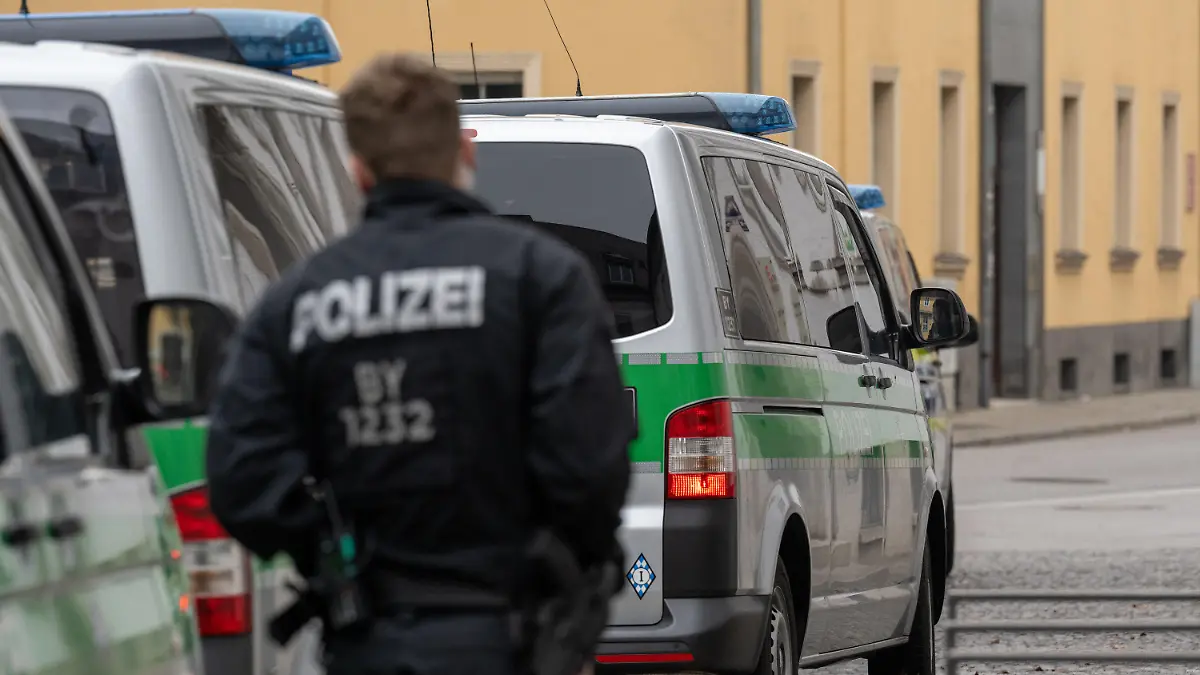 08.01.2023, Bayern, Regensburg: Polizeifahrzeuge stehen in der Innenstadt. Die Polizei hat am Wochenende intensiv nach einem am 05.01.2023 in Regensburg entflohenen Häftling gesucht, der eine lebenslange Haftstrafe wegen Mordes absaß. Foto: Armin Weigel/dpa +++ dpa-Bildfunk +++
