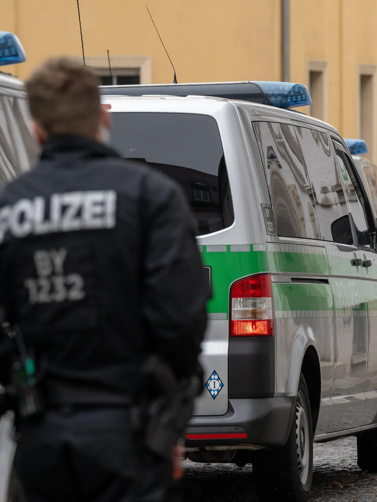 08.01.2023, Bayern, Regensburg: Polizeifahrzeuge stehen in der Innenstadt. Die Polizei hat am Wochenende intensiv nach einem am 05.01.2023 in Regensburg entflohenen Häftling gesucht, der eine lebenslange Haftstrafe wegen Mordes absaß. Foto: Armin Weigel/dpa +++ dpa-Bildfunk +++