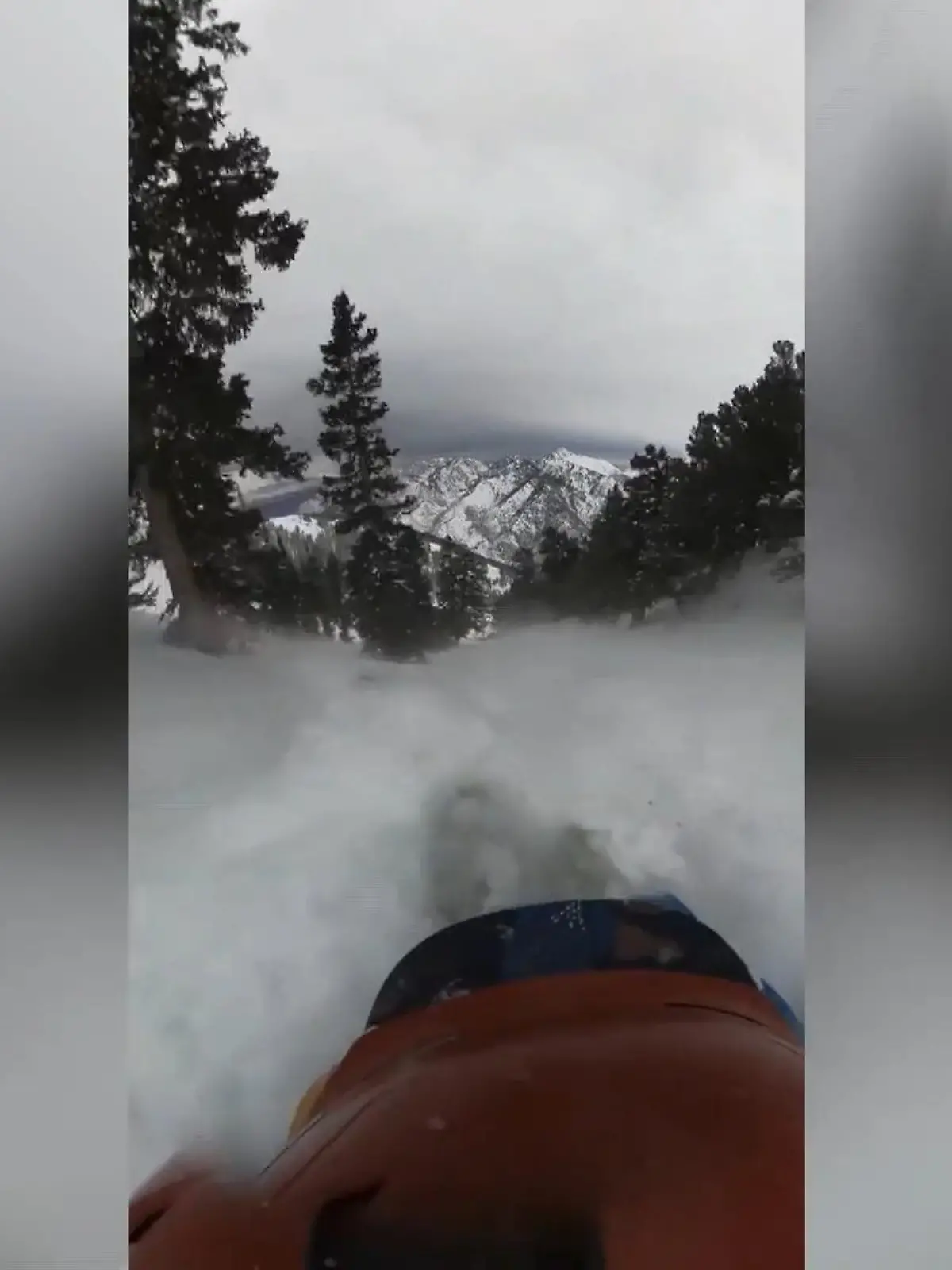 Ein Windstoß ließ den Snowboarder von seiner ursprünglichen Strecke abkommen.