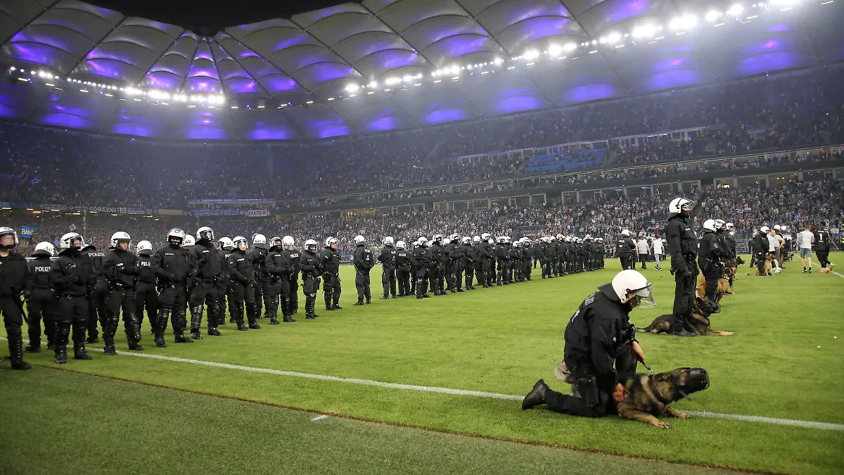 Foto : die Polizei marschiert auf das Spielfeld und riegelt ein Drittel ab , damit die Stuttgarter Fans nicht den Platz stürmen Fussball Bundesliga Relegationsspiel am Mo. 05.06.2023 Hamburger SV - VfB Stuttgart 1 - 3 *** Photo the police marches onto the pitch and seals off a third so that the Stuttgart fans do not storm the pitch Football Bundesliga Relegation match on Mon 05 06 2023 Hamburger SV VfB Stuttgart 1 3
