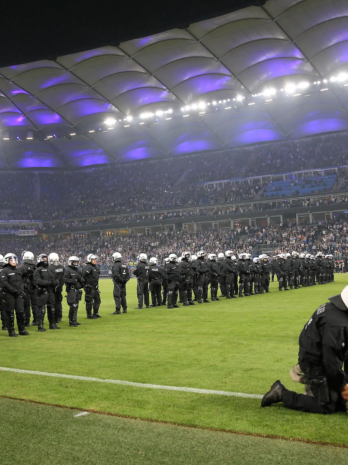 Foto : die Polizei marschiert auf das Spielfeld und riegelt ein Drittel ab , damit die Stuttgarter Fans nicht den Platz stürmen Fussball Bundesliga Relegationsspiel am Mo. 05.06.2023 Hamburger SV - VfB Stuttgart 1 - 3 *** Photo the police marches onto the pitch and seals off a third so that the Stuttgart fans do not storm the pitch Football Bundesliga Relegation match on Mon 05 06 2023 Hamburger SV VfB Stuttgart 1 3