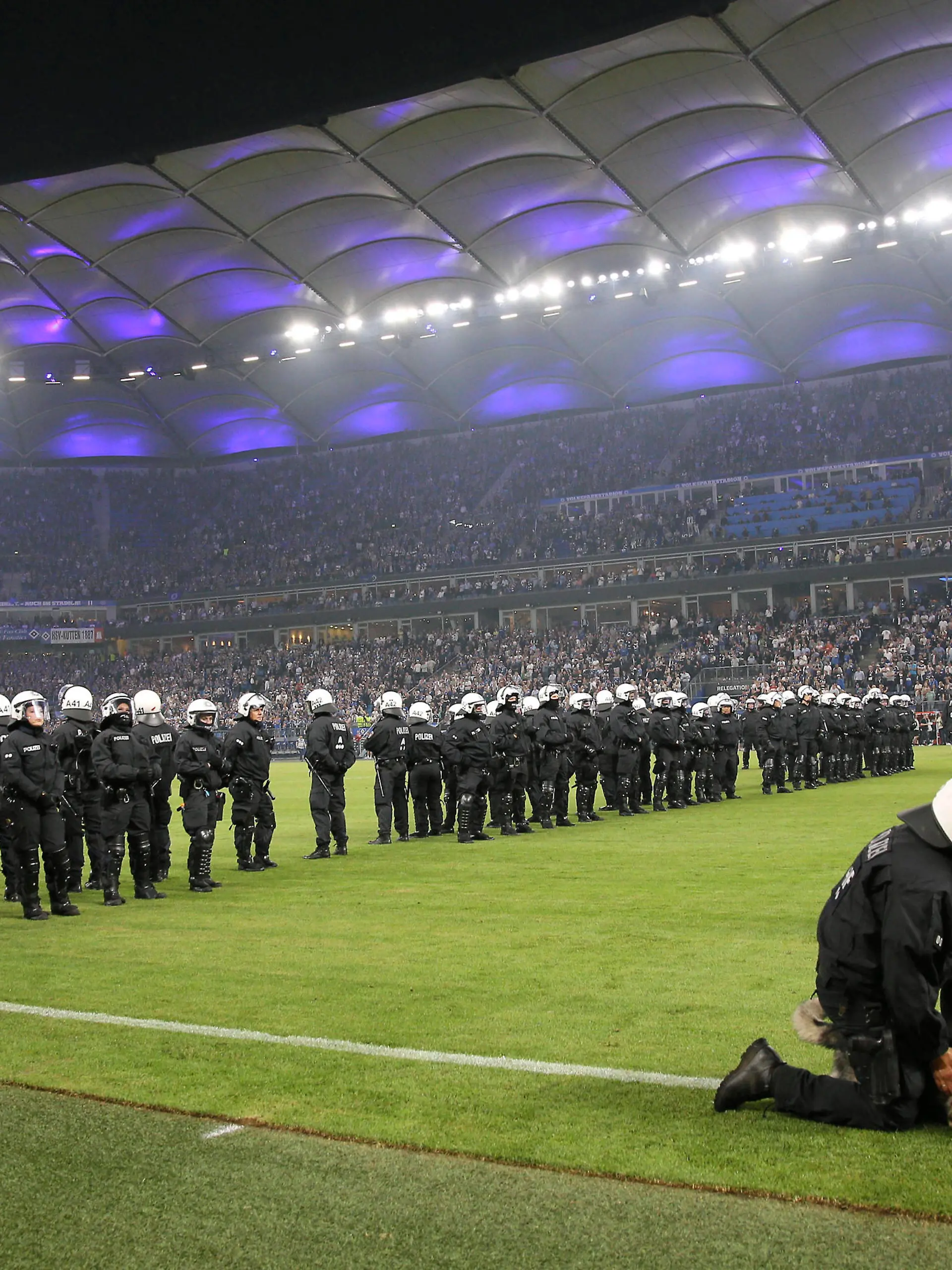 Foto : die Polizei marschiert auf das Spielfeld und riegelt ein Drittel ab , damit die Stuttgarter Fans nicht den Platz stürmen Fussball Bundesliga Relegationsspiel am Mo. 05.06.2023 Hamburger SV - VfB Stuttgart 1 - 3 *** Photo the police marches onto the pitch and seals off a third so that the Stuttgart fans do not storm the pitch Football Bundesliga Relegation match on Mon 05 06 2023 Hamburger SV VfB Stuttgart 1 3