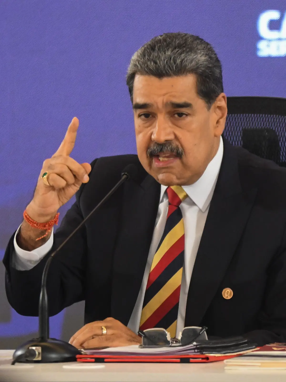 02.09.2025, Venezuela, Caracas: Der venezolanische Präsident Nicolas Maduro spricht auf einer Pressekonferenz. Maduro sagte am Montag, sein Land stehe vor der größten Bedrohung, die unser Kontinent in den letzten 100 Jahren gesehen hat”, da die USA ihre Marinepräsenz in der Nähe der Hoheitsgewässer des Landes verstärken. Foto: Marcos Salgado/XinHua/dpa +++ dpa-Bildfunk +++