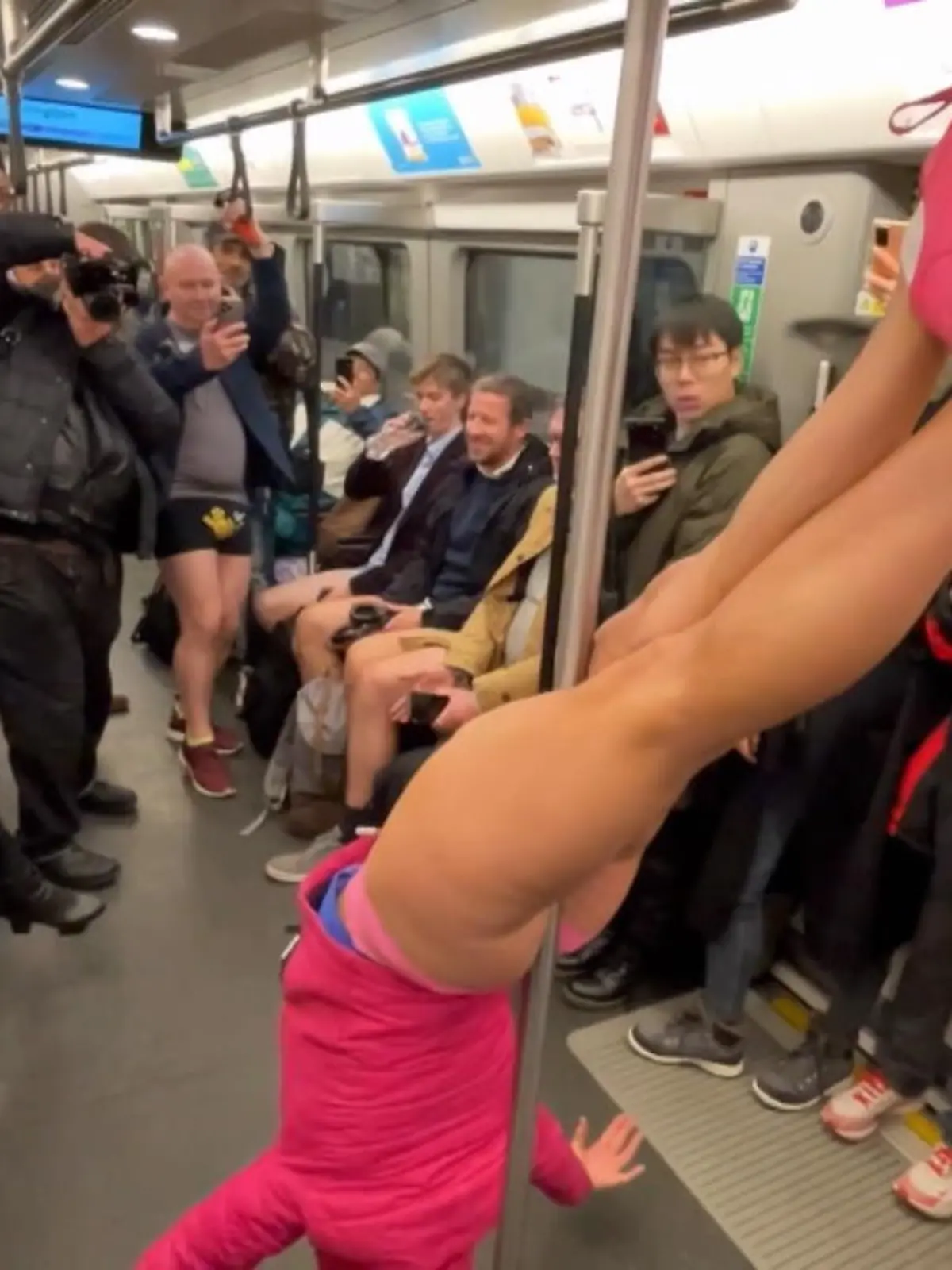 DAS sieht man auf dem Weg zur Arbeit nicht so oft: Eine Frau ohne Hose tanzt in einer Londoner U-Bahn an der Stange.Weiß man, an welchem Tag dieses Video aufgenommen wurde, wirkt es aber direkt weniger verwirrend.