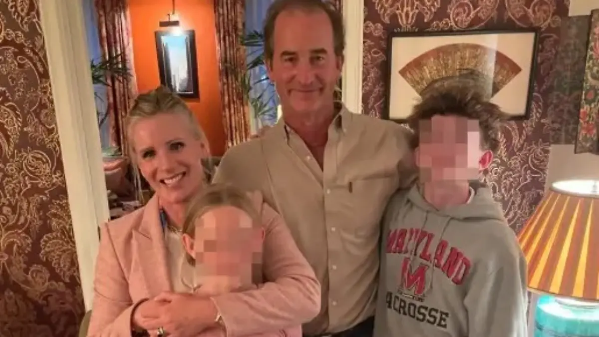 Andrew Cabot (M.),  und seine dritte Ehefrau Kristin (l.). Die beiden Kinder stammen aus einer seiner vorherigen Beziehungen.