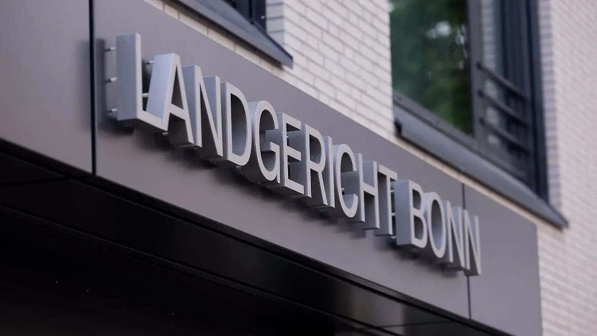 Er soll seine Freundin eingesperrt, misshandelt und die oberen Teile beider Ohrmuscheln abgebissen und heruntergeschluckt haben: Vor dem Bonner Landgericht muss sich ein 40-jähriger Mann verantworten. (Symbolbild)