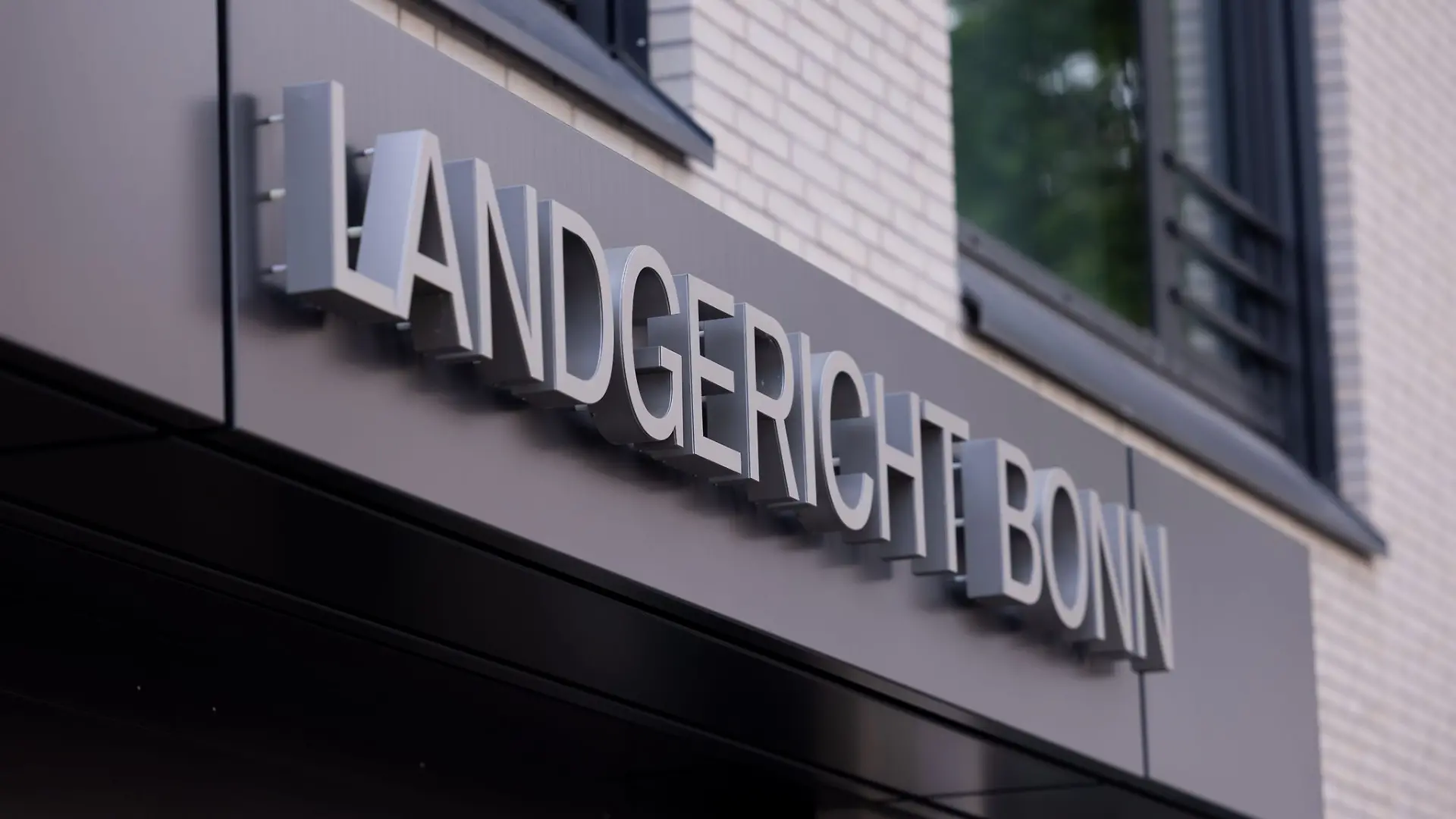 Er soll seine Freundin eingesperrt, misshandelt und die oberen Teile beider Ohrmuscheln abgebissen und heruntergeschluckt haben: Vor dem Bonner Landgericht muss sich ein 40-jähriger Mann verantworten. (Symbolbild)