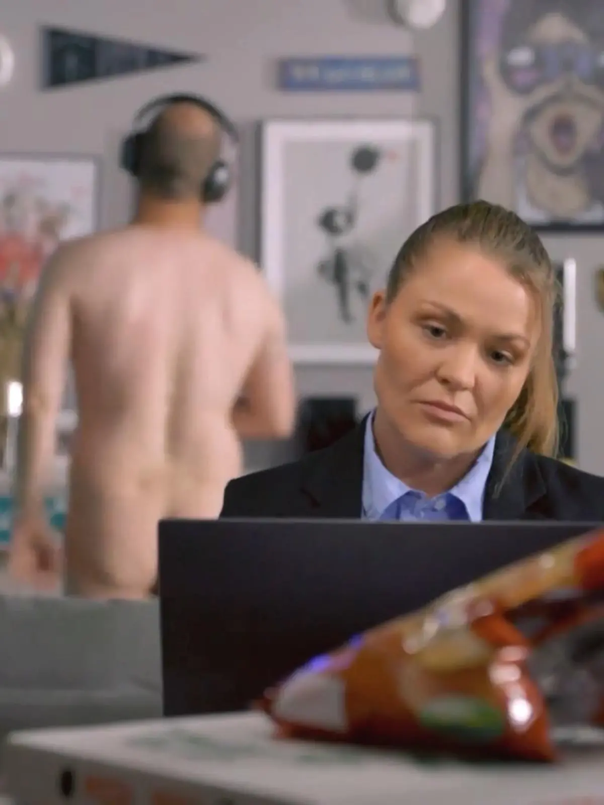 Unter uns: Nadine ahnt nicht, was sich hinter ihr abspielt