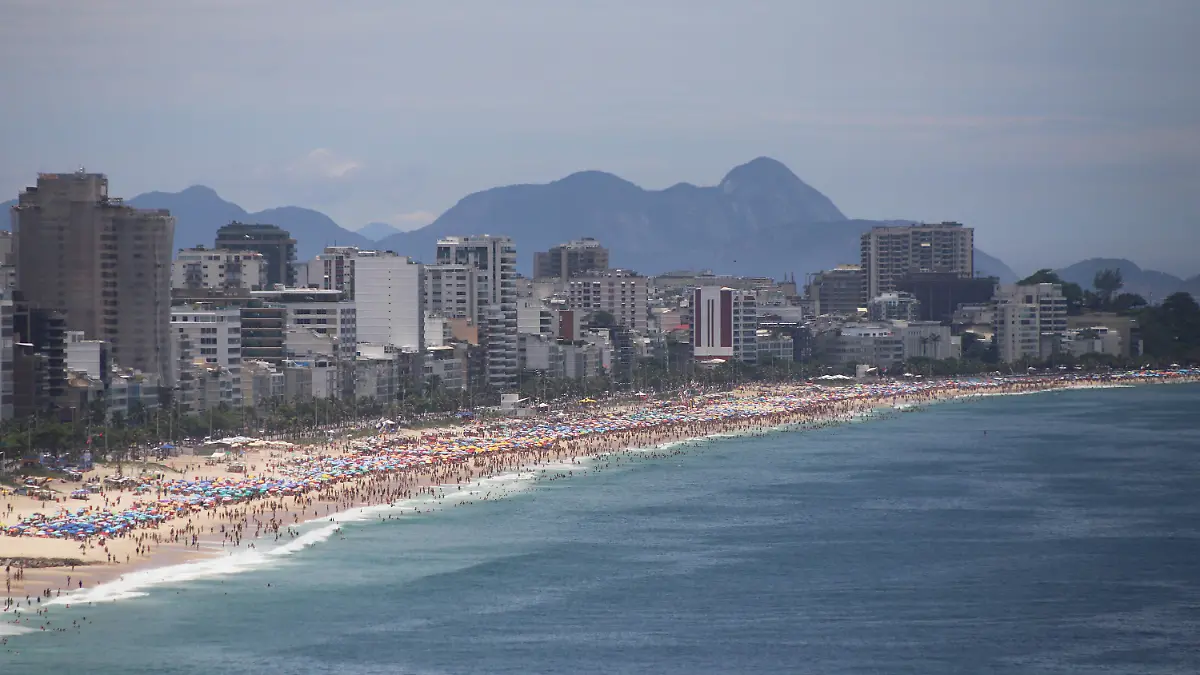 Bathers enjoy the last day of the year with sun and heat, with a temperature of 31°C, crowding the beaches of Leblon and Ipanema, in the south zone of the city of Rio de Janeiro, this Saturday, December 31, 2022. (Photo Charles Sholl /Brazil Photo Press)
Pictured: General View,GV
Ref: SPL5512399 311222 NON-EXCLUSIVE
Picture by: Brazil Photo Press / SplashNews.com
World Rights,
