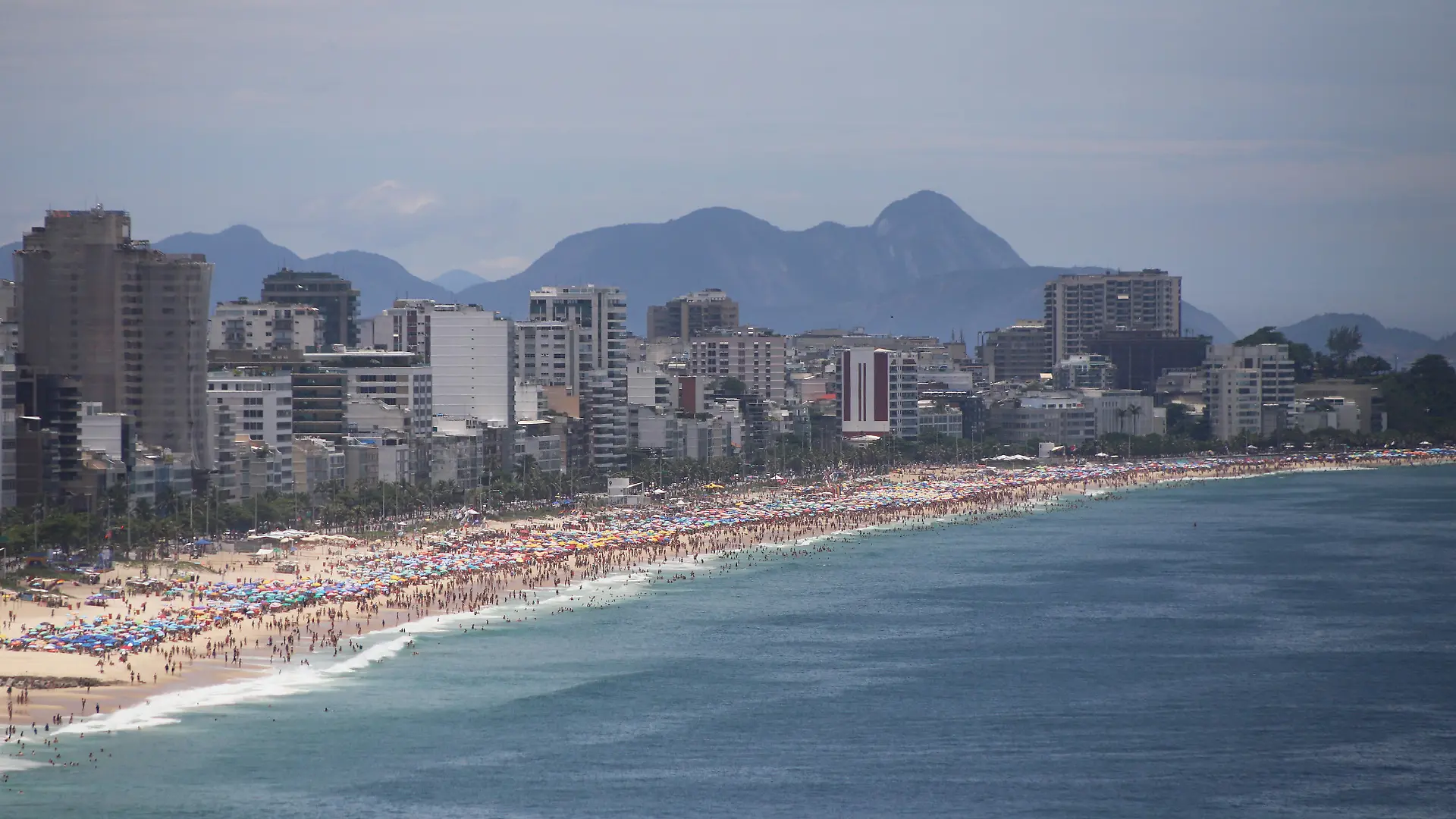 Bathers enjoy the last day of the year with sun and heat, with a temperature of 31°C, crowding the beaches of Leblon and Ipanema, in the south zone of the city of Rio de Janeiro, this Saturday, December 31, 2022. (Photo Charles Sholl /Brazil Photo Press)
Pictured: General View,GV
Ref: SPL5512399 311222 NON-EXCLUSIVE
Picture by: Brazil Photo Press / SplashNews.com
World Rights,