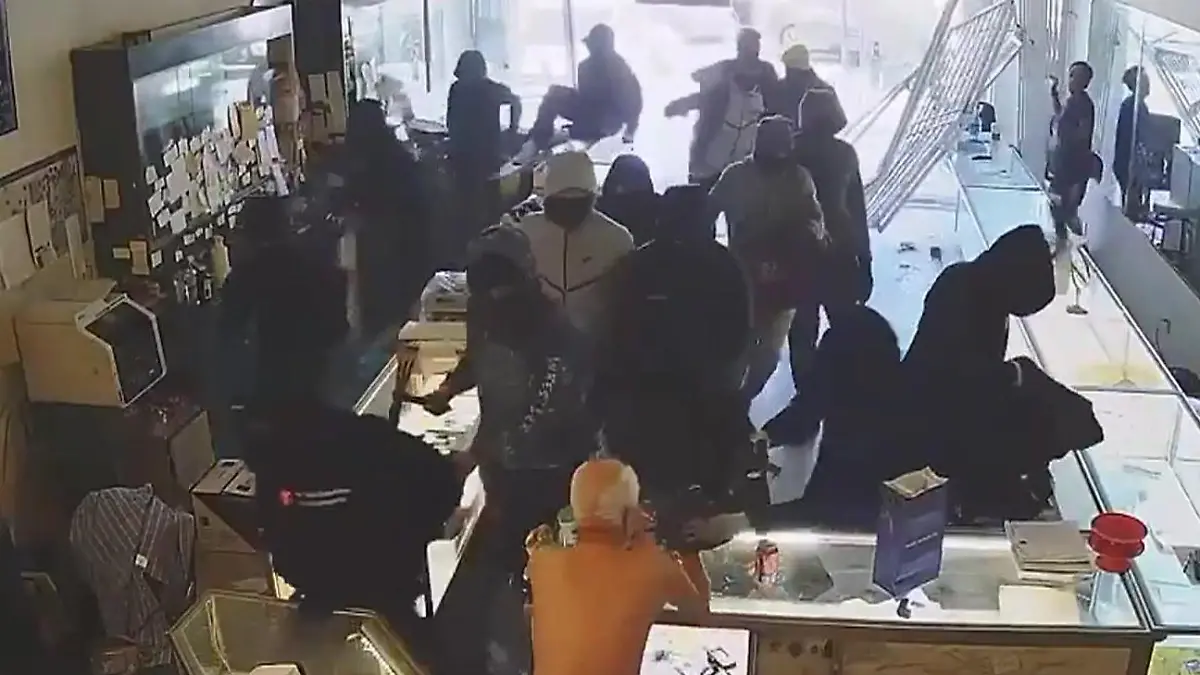 Dutzende Diebe stürmen Juwelier und schlagen Inhaber (88) nieder – Schlaganfall! Massenüberfall mitten am Tag!
