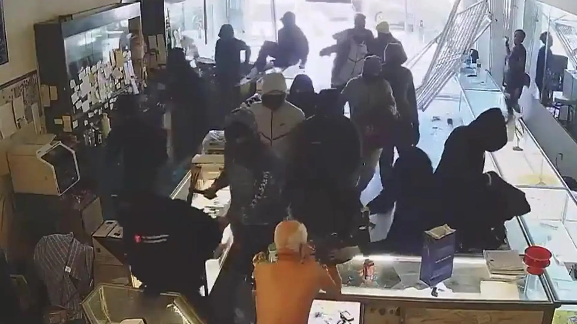 Dutzende Diebe stürmen Juwelier und schlagen Inhaber (88) nieder – Schlaganfall! Massenüberfall mitten am Tag!