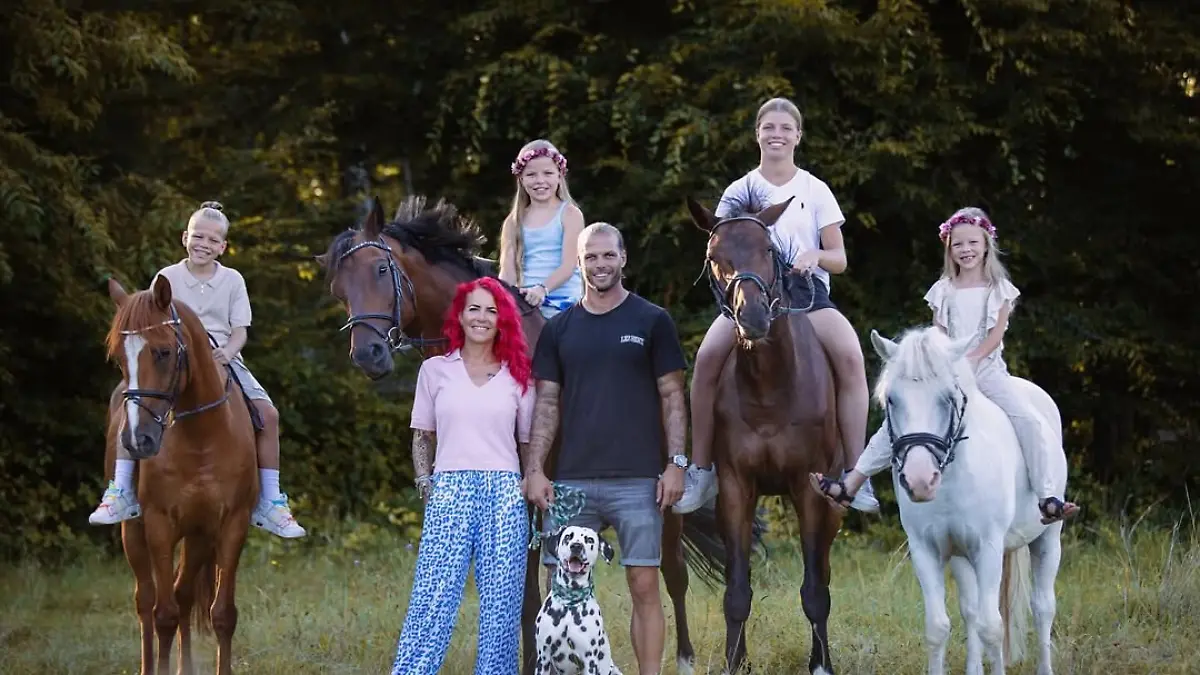 Dana und Dennis Diekmeier mit ihren vier Kindern und ihren Tieren.
