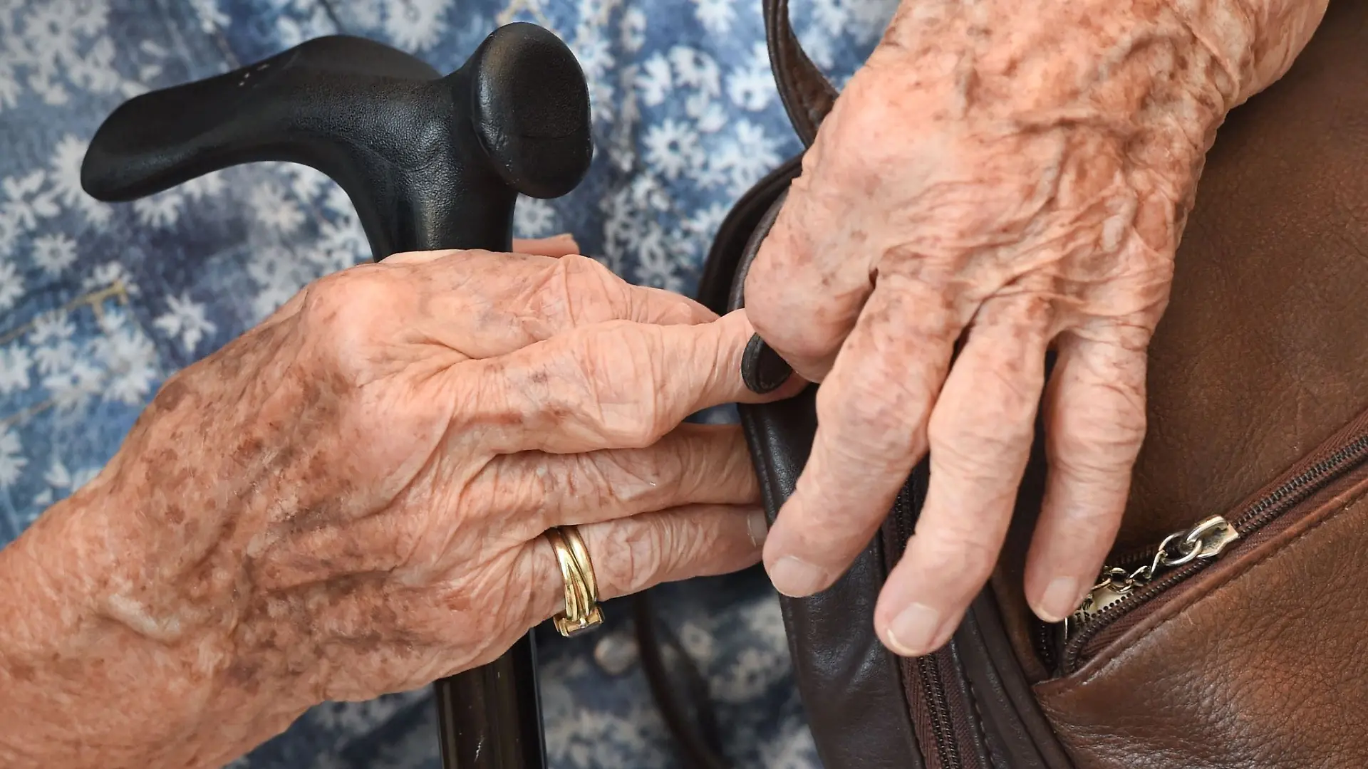 Die Seniorin schätzt, dass der Junge etwa zehn Jahre alt ist. (Symbolbild)