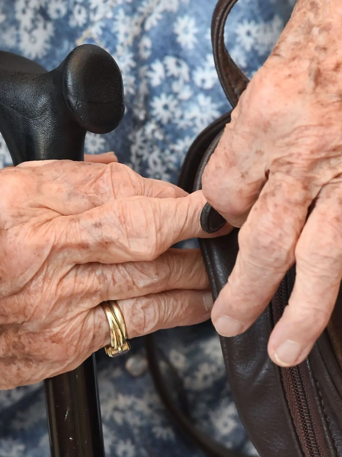 Bild zu: "Dieb raubt Seniorin aus und lässt dabei ungewolltes Andenken zurück"