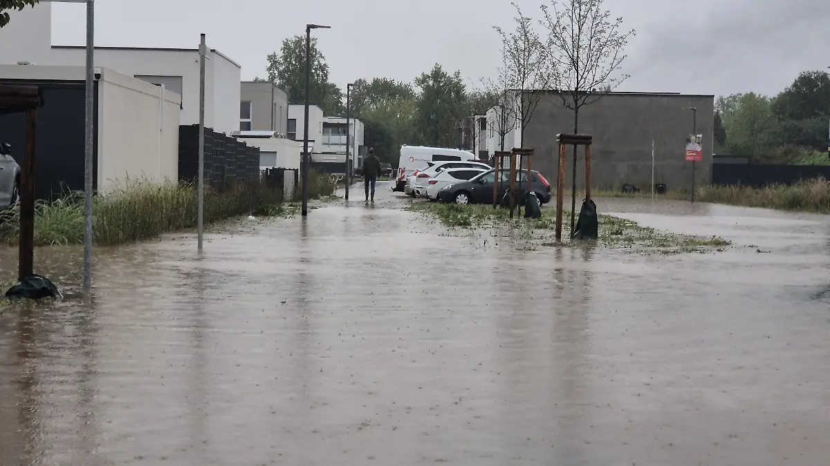 Blick auf überflutete Straßen in einem Neubaugebiet.