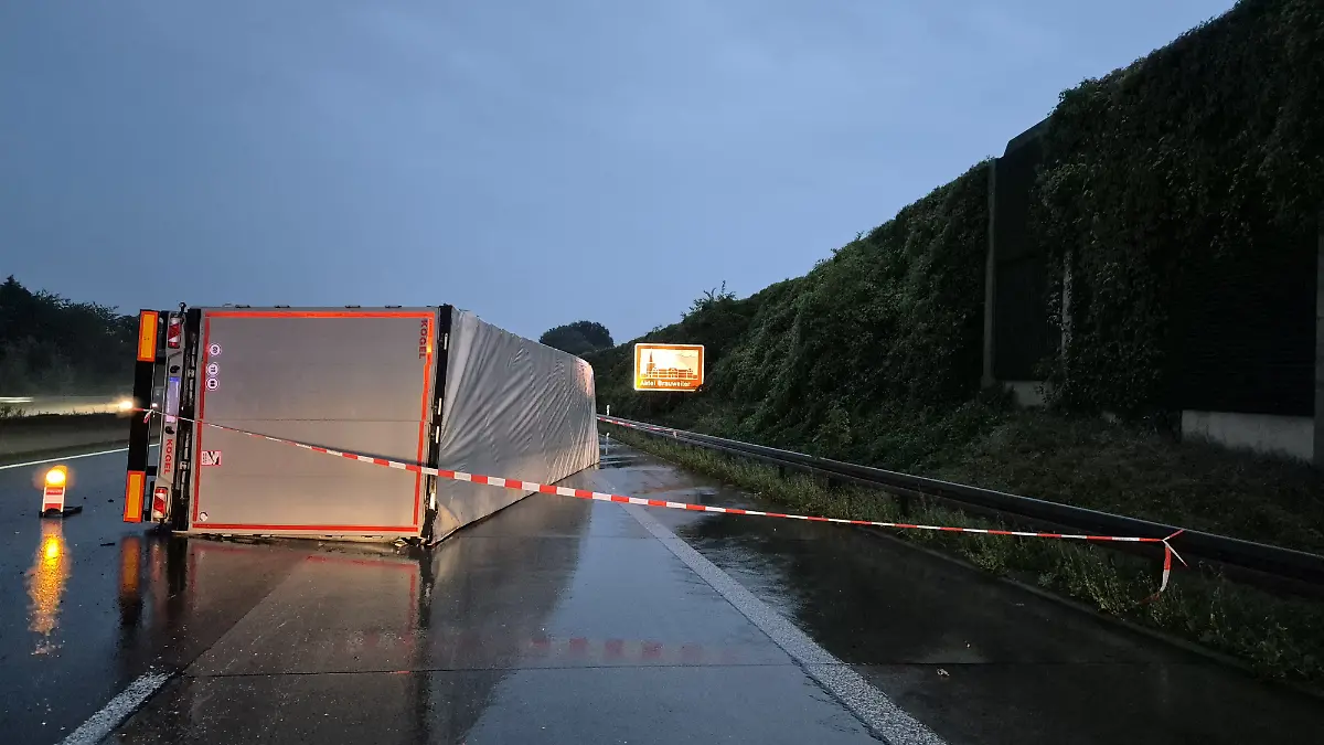 Wegen eines umgestürzten Lastwagens gab es auf der Autobahn 4 kilometerlange Staus