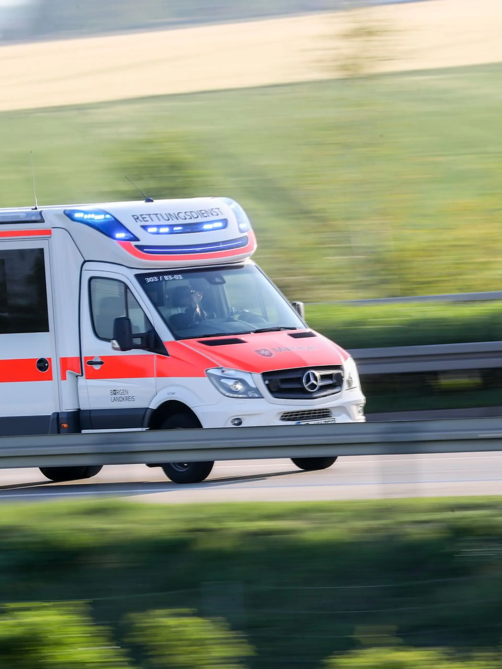 Bild zu: "Rettungswagen kracht gegen Gartenzaun – drei Verletzte!"
