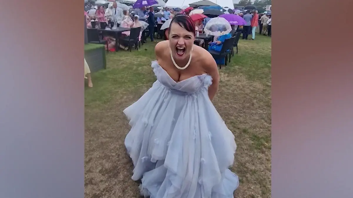Verlassene Braut wird verspottet – weil sie Hochzeitskleid HIER trägt Sie sagten mir, ich sähe dumm aus!