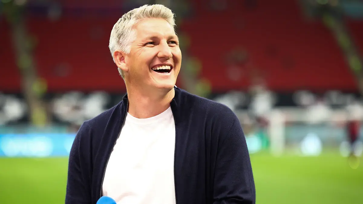 ARCHIV - 01.12.2022, Katar, Al-Chaur,: Fußball, WM 2022 in Katar, Costa Rica · Deutschland, Vorrunde, Gruppe E, Spieltag 3, im Al-Bait Stadion, der ehemalige Deutsche Nationalspieler Sebastian Schweinsteiger steht vor dem Spiel als TV-Experte am Platz. Schweinsteiger setzt die Zusammenarbeit mit der ARD bis 2024 fort. (zu dpa: «Bastian Schweinsteiger bleibt Fußball-Experte in der ARD») Foto: Christian Charisius/dpa +++ dpa-Bildfunk +++