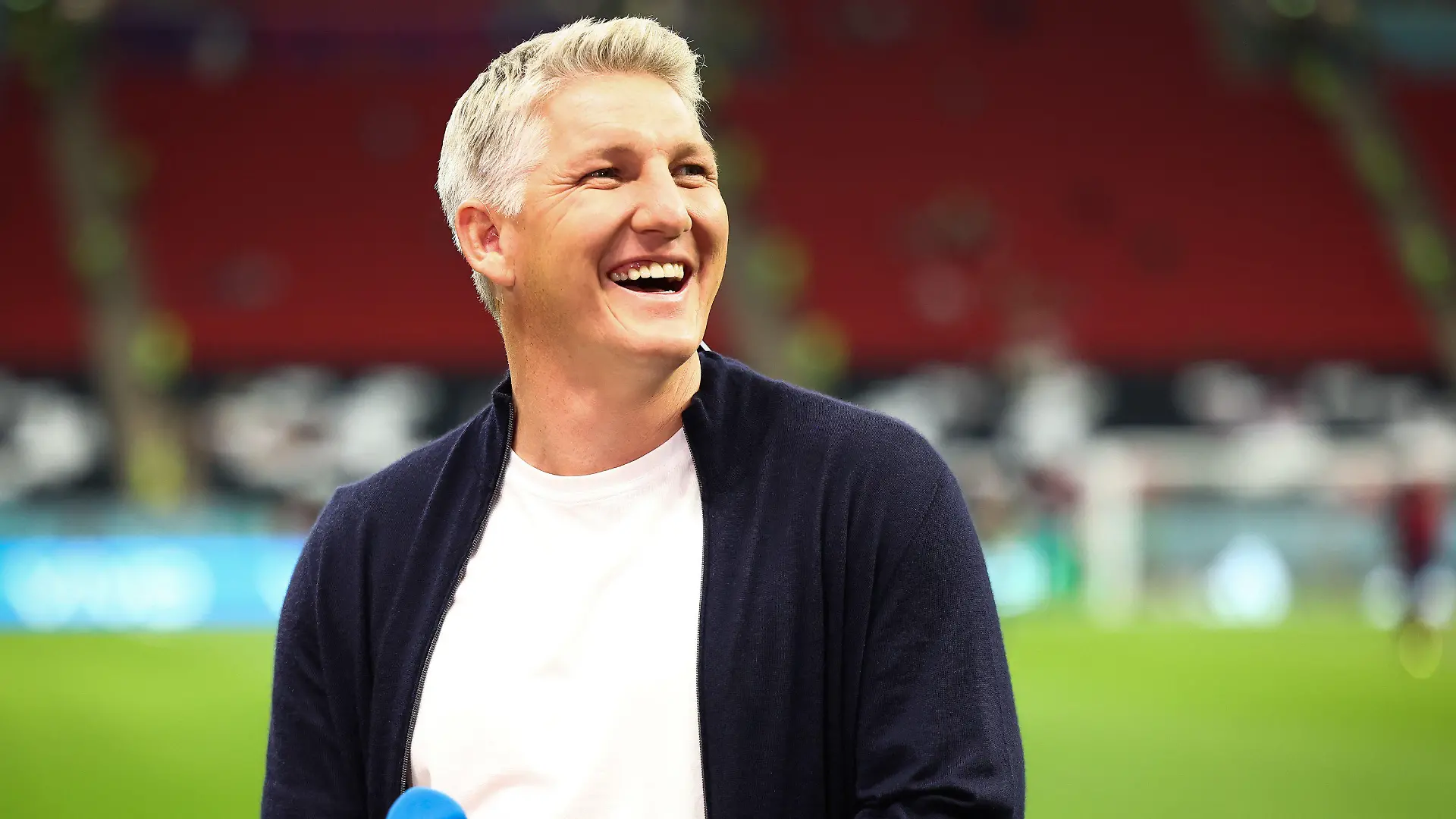 ARCHIV - 01.12.2022, Katar, Al-Chaur,: Fußball, WM 2022 in Katar, Costa Rica · Deutschland, Vorrunde, Gruppe E, Spieltag 3, im Al-Bait Stadion, der ehemalige Deutsche Nationalspieler Sebastian Schweinsteiger steht vor dem Spiel als TV-Experte am Platz. Schweinsteiger setzt die Zusammenarbeit mit der ARD bis 2024 fort. (zu dpa: «Bastian Schweinsteiger bleibt Fußball-Experte in der ARD») Foto: Christian Charisius/dpa +++ dpa-Bildfunk +++
