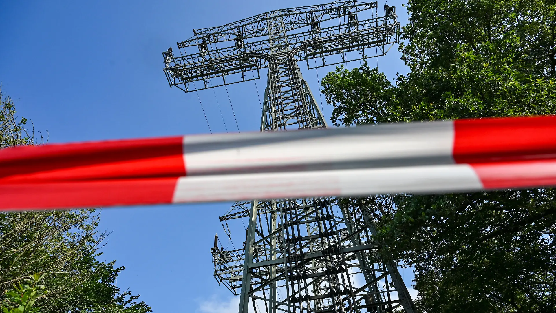 Nach stundenlangem Stromausfall in Berlin sind die ersten Haushalte wieder versorgt. Wie lange es für die übrigen Tausenden Betroffenen noch dauert, ist offen. 