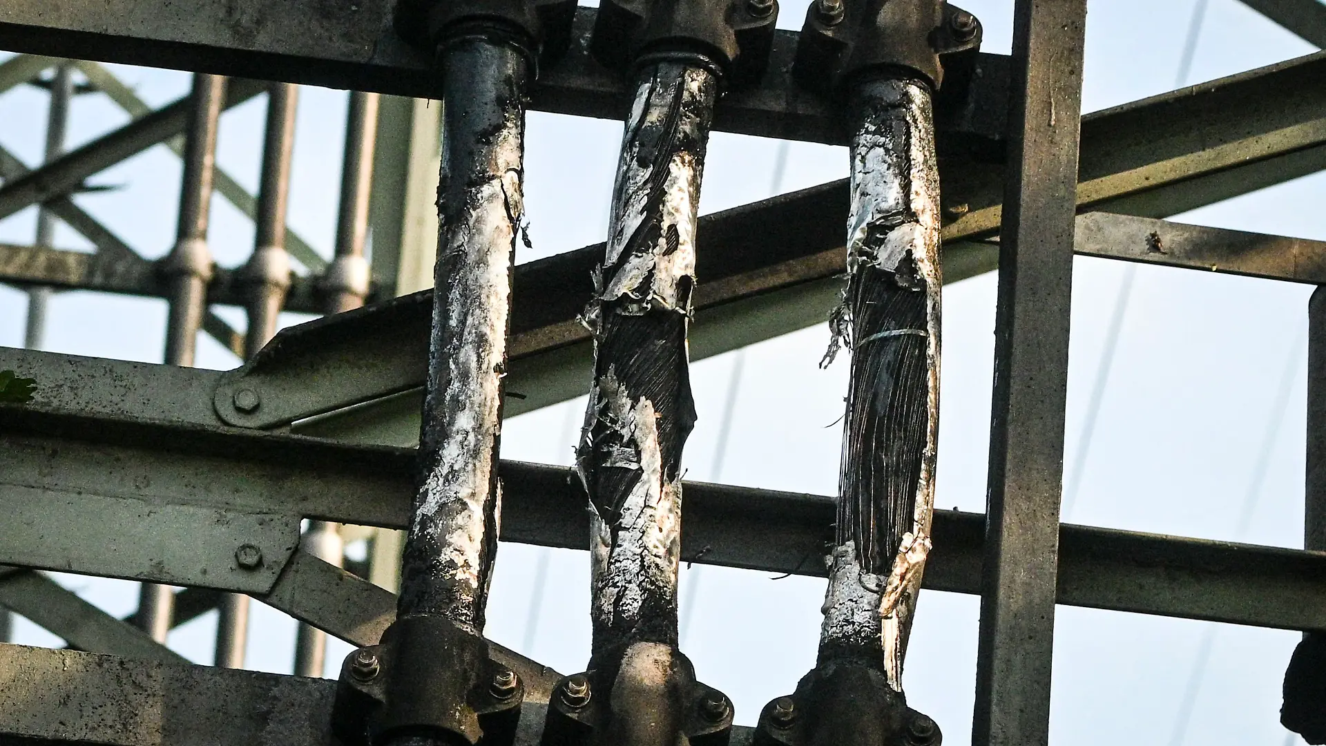 Wegen eines beschädigten Stom-Mastes kam es im Berliner Südosten zu einem großflächigen Stromausfall. 
