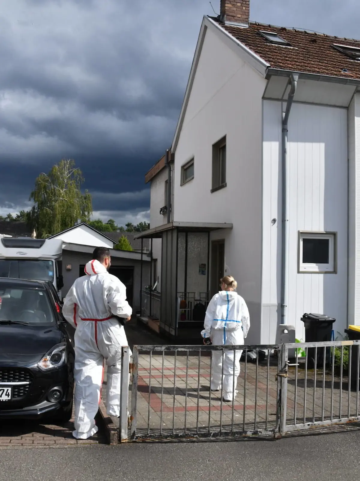 In der Glatzer Straße in Homburg findet die Polizei am Mittwoch 9.8.2023 eine im Garten vergrabene Leiche. *** Police find a body buried in the garden in Glatzer Street in Homburg on Wednesday 9 8 2023 bub