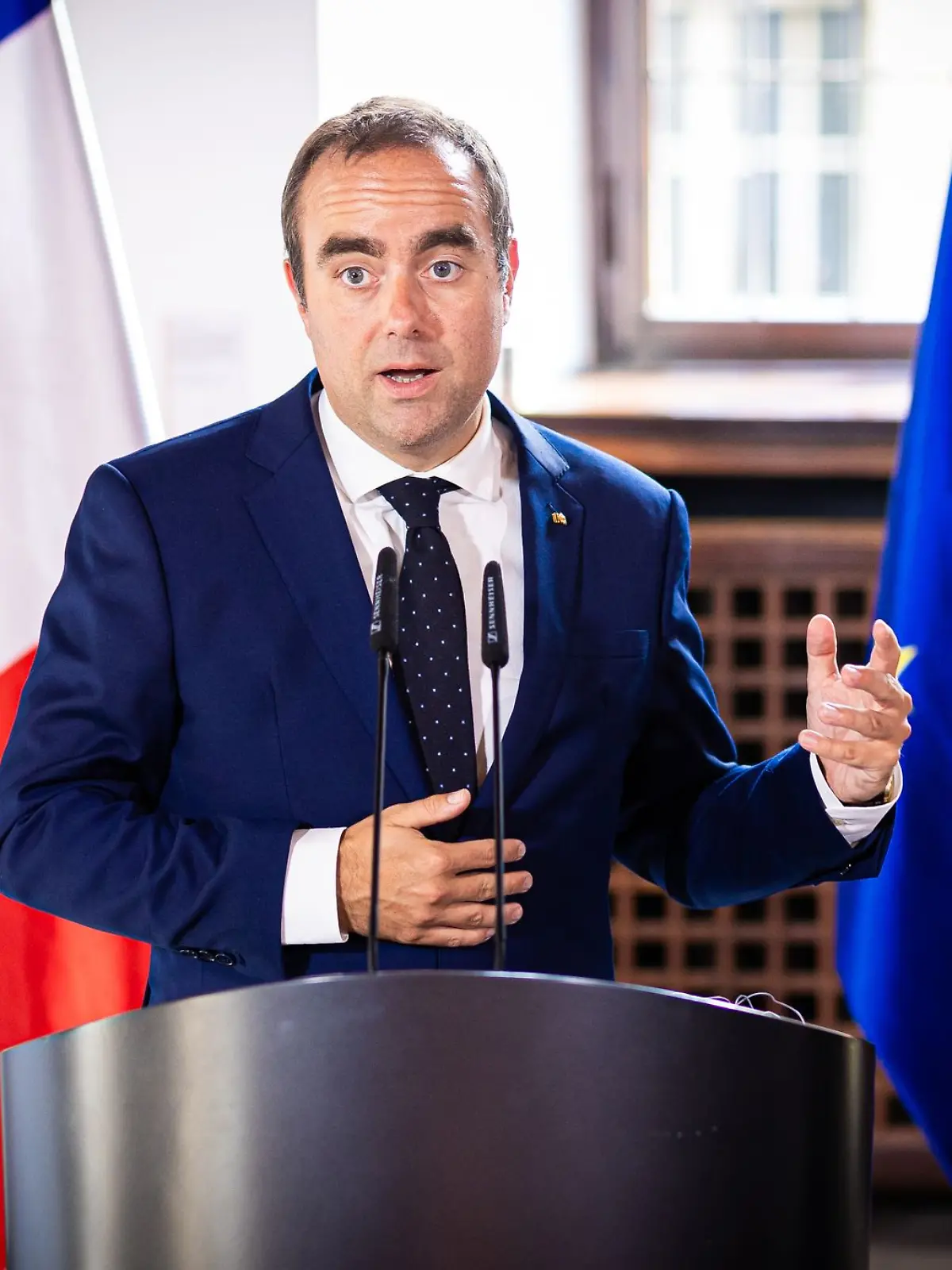 Bild zu: "Es ist Sébastien Lecornu! Der zurückgetretene ist auch Frankreichs neuer Premierminister"