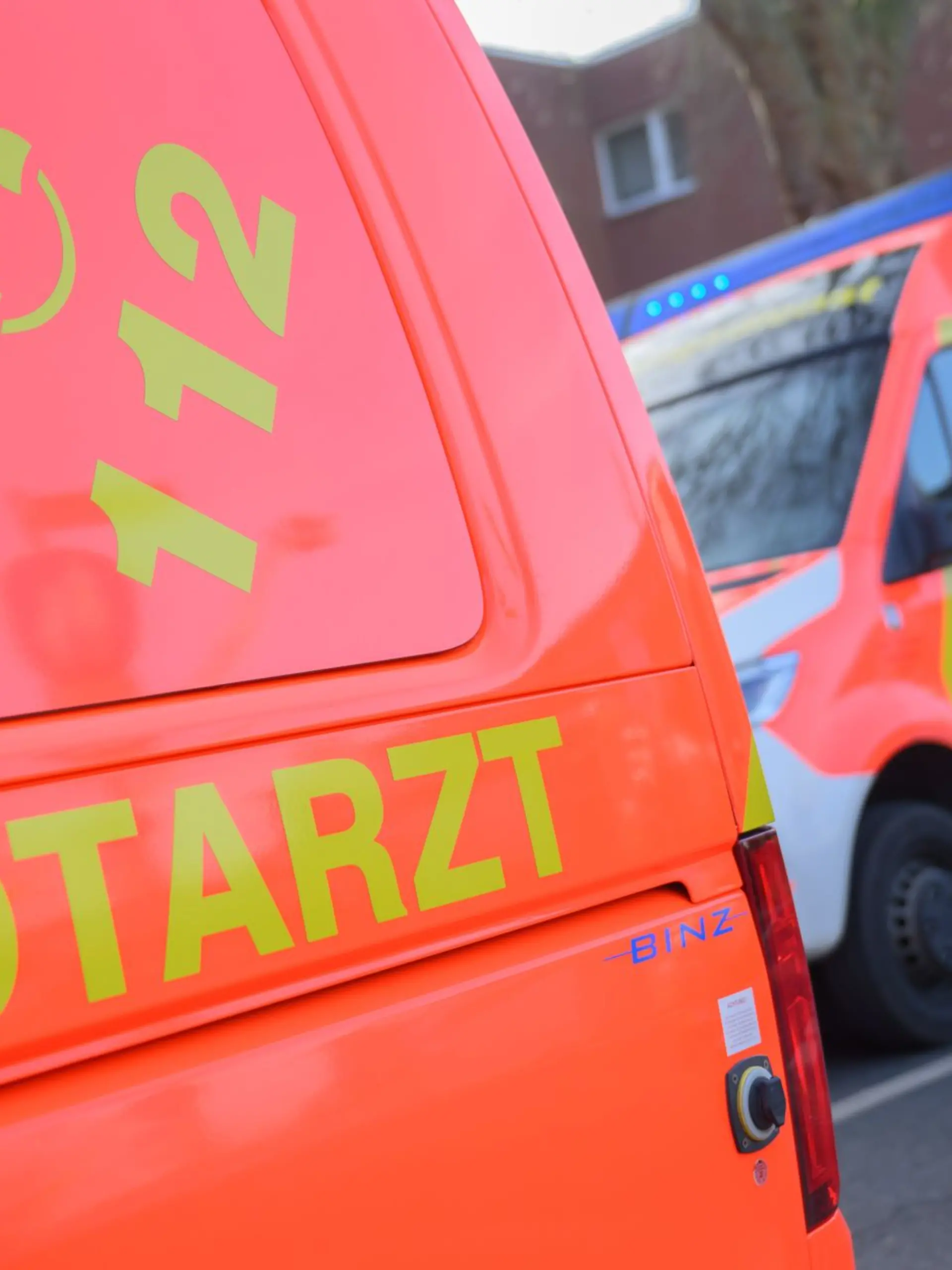 Bild zu: "Mann schlägt Baby mit Faust auf Hinterkopf "