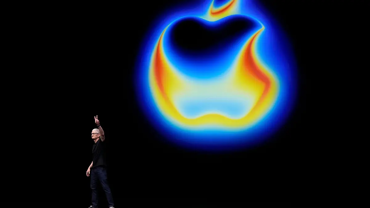 Apple CEO Tim Cook betritt die Bühne während der Ankündigung neuer Produkte im Apple Park