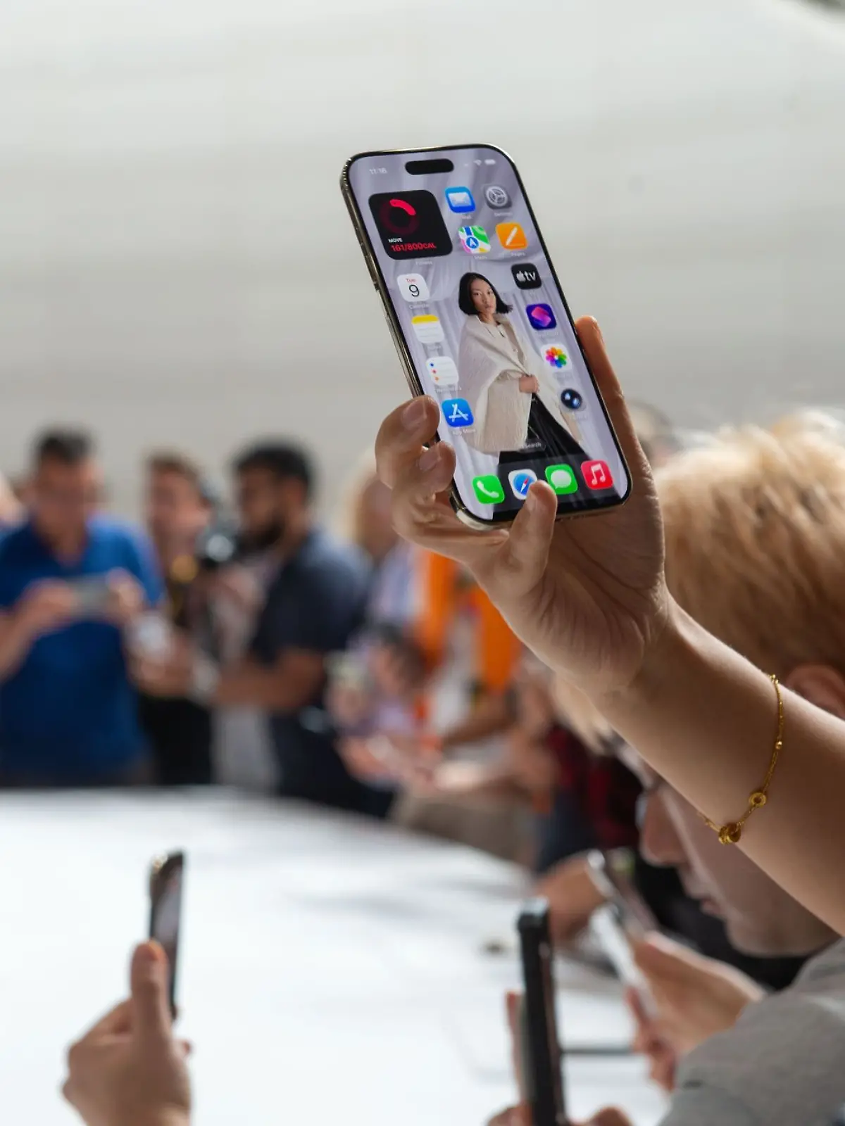 Bild zu: "„Größter Sprung aller Zeiten!” Apple stellt Millimeter dünnes Smartphone vor"