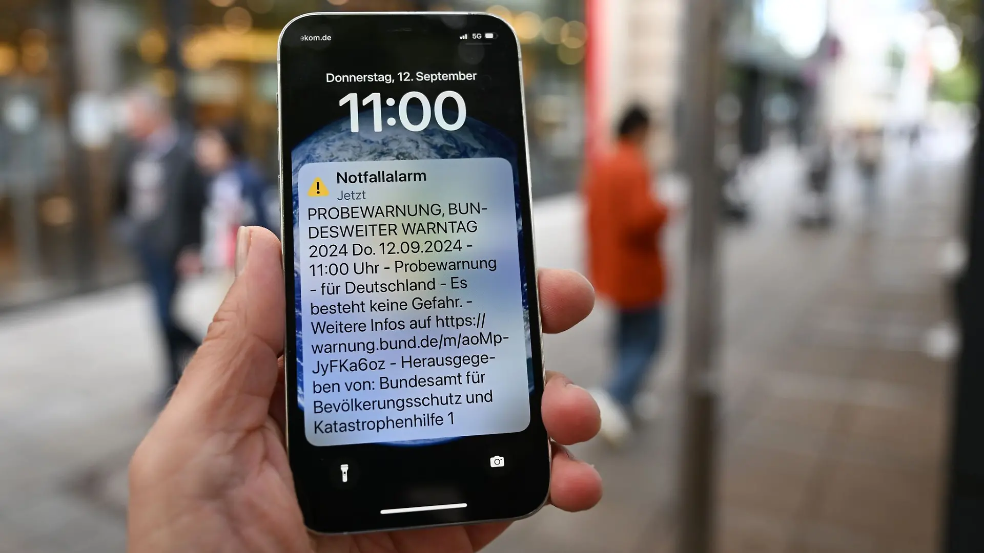 Der Probealarm sollte die meisten Handys auch dann erreichen, wenn keine Warnapps installiert sind. (Archivbild)