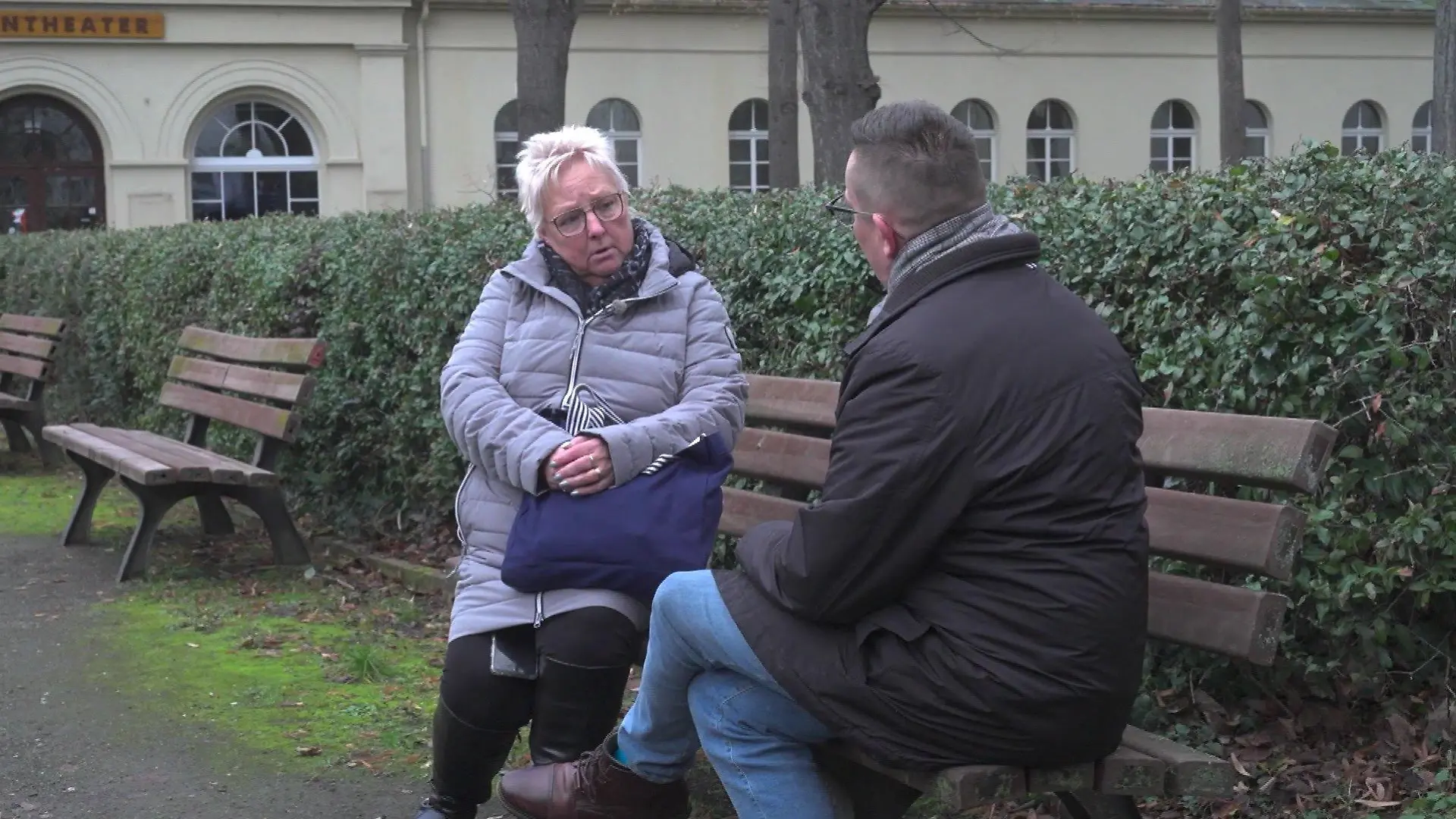 Im Gespräch mit RTL-Reporter Frank Vacik sagte Kerstin H., sie wissen nichts von einer kriminellen Vergangenheit ihres Bruders.