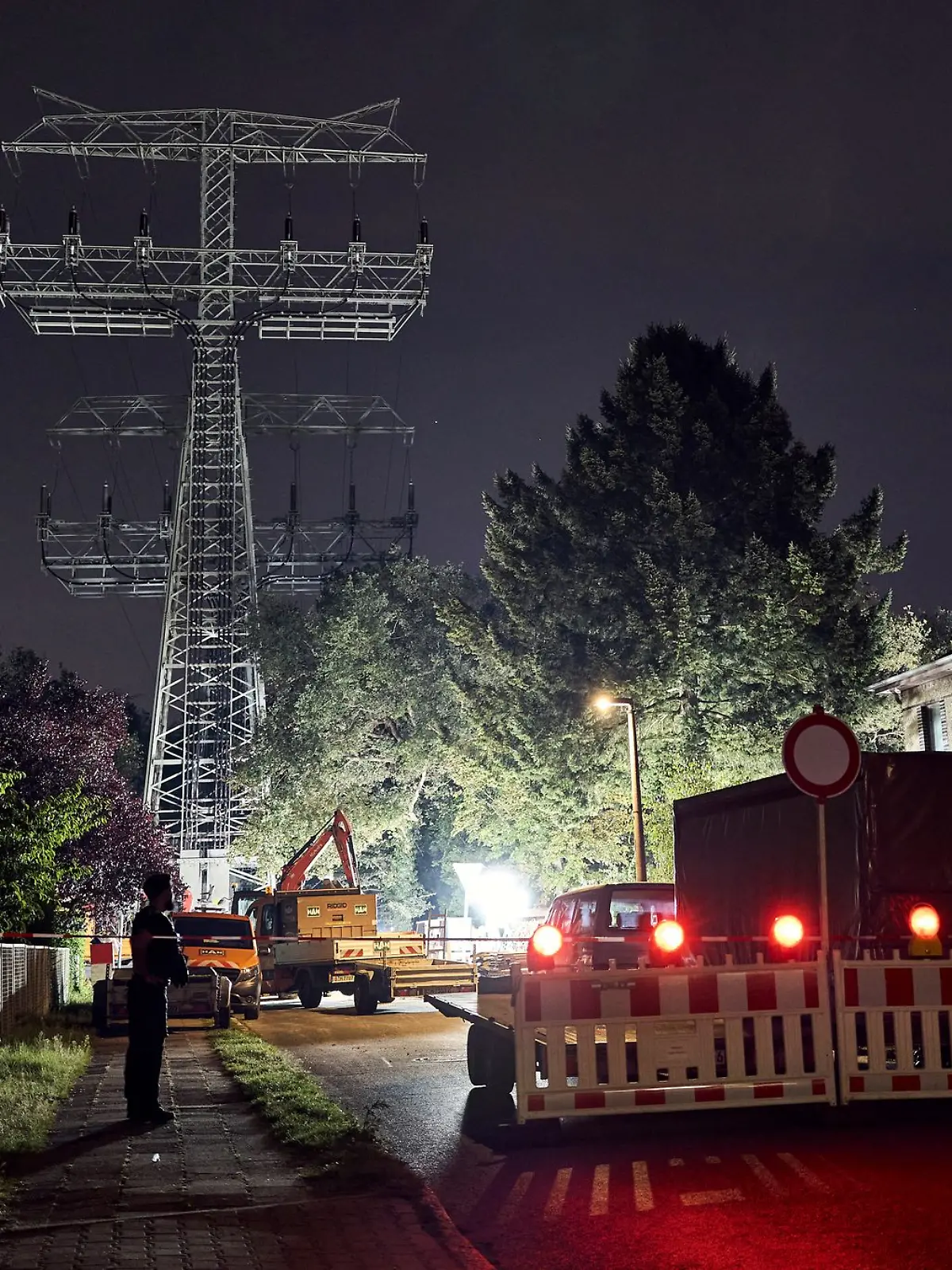 Bild zu: "Brandanschlag auf Kabel – Zehntausende in Berlin weiter ohne Strom"