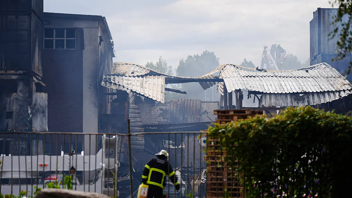 Ausgebrannte Brandruine in Hamburg-Veddel. Tagelang brauchte die Feuerwehr um die Flammen zu löschen. (Archivbild)