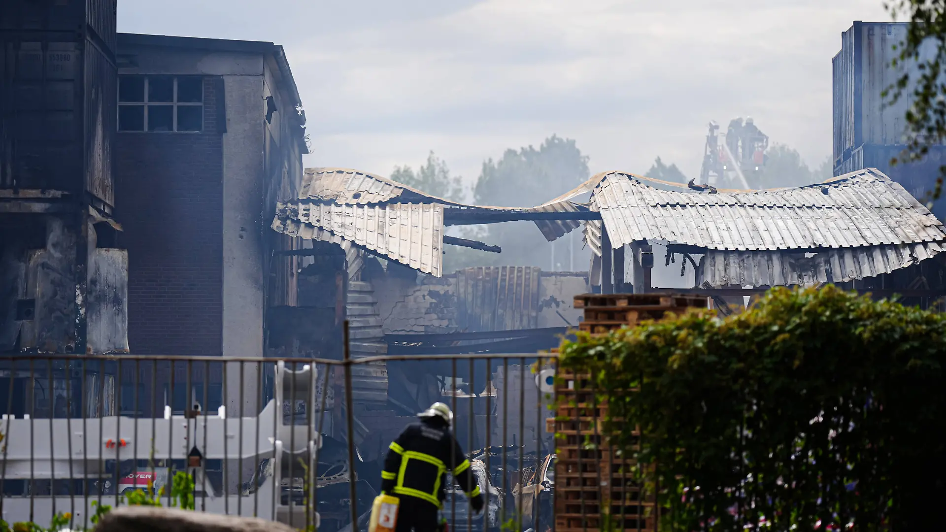 Ausgebrannte Brandruine in Hamburg-Veddel. Tagelang brauchte die Feuerwehr um die Flammen zu löschen. (Archivbild)