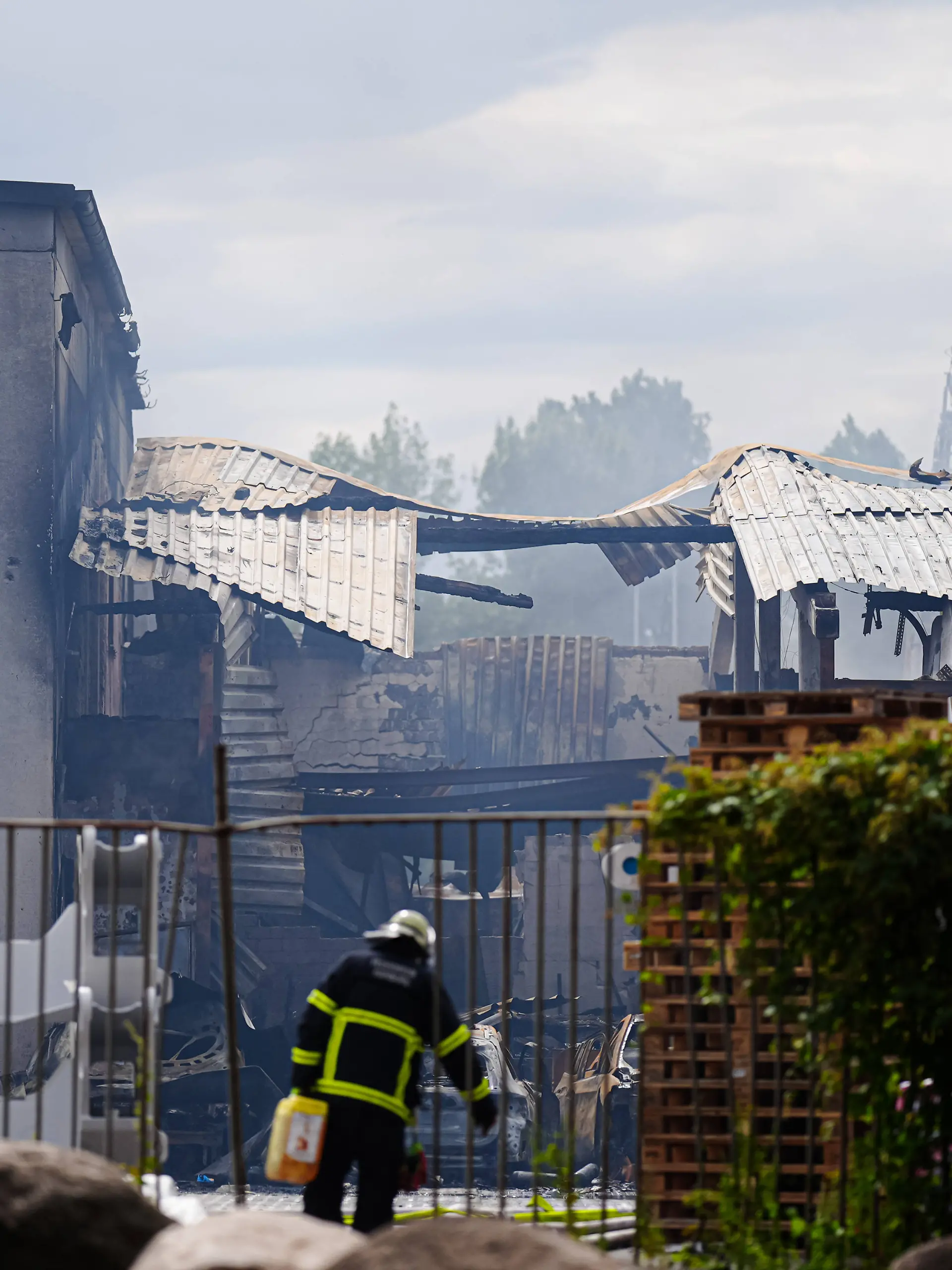 Ausgebrannte Brandruine in Hamburg-Veddel. Tagelang brauchte die Feuerwehr um die Flammen zu löschen. (Archivbild)