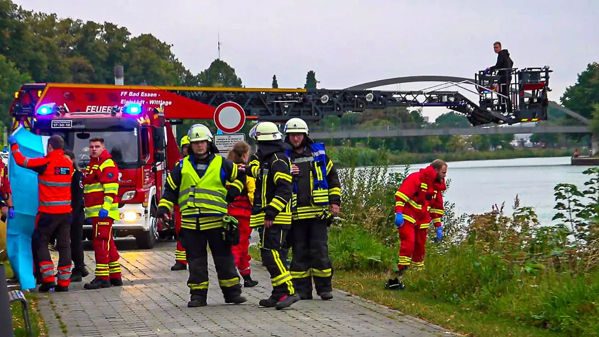 Einsatzkräfte holen die Leiche am Dienstag aus dem Wasser.