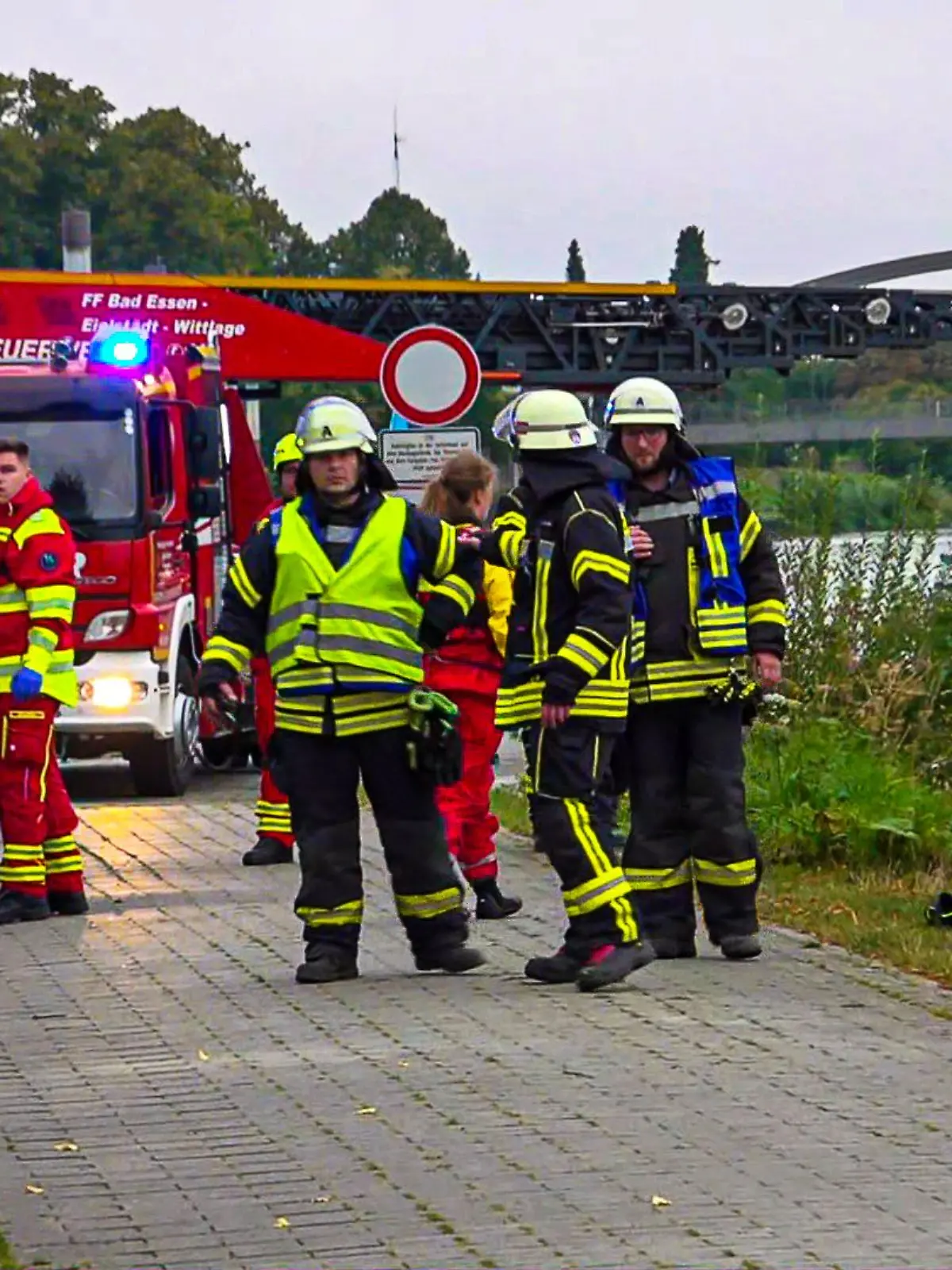 Einsatzkräfte holen die Leiche am Dienstag aus dem Wasser.