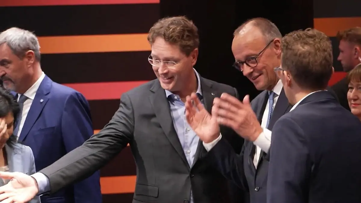 Motorhaube klemmt! Mercedes-Chef bekommt Fahrzeug vor Friedrich Merz nicht auf Technik-Panne bei Automobil-Ausstellung