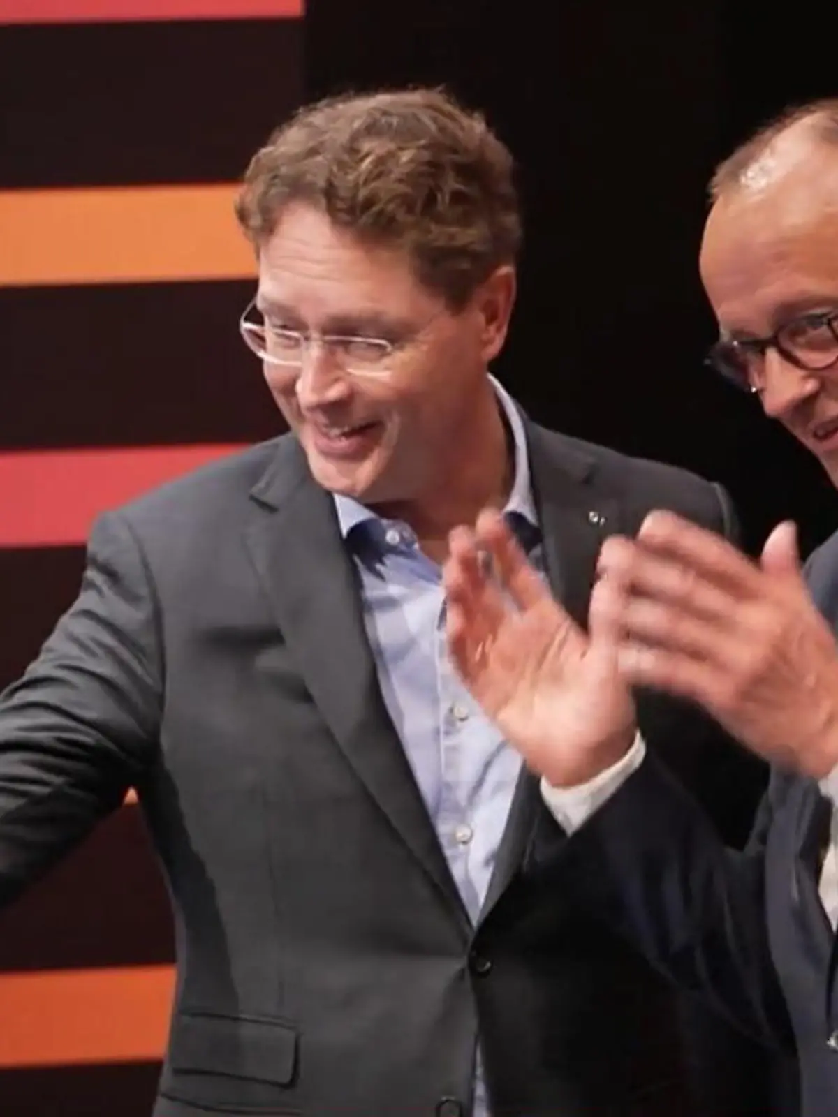 Bild zu: "Motorhaube klemmt! Mercedes-Chef bekommt Fahrzeug vor Friedrich Merz nicht auf"