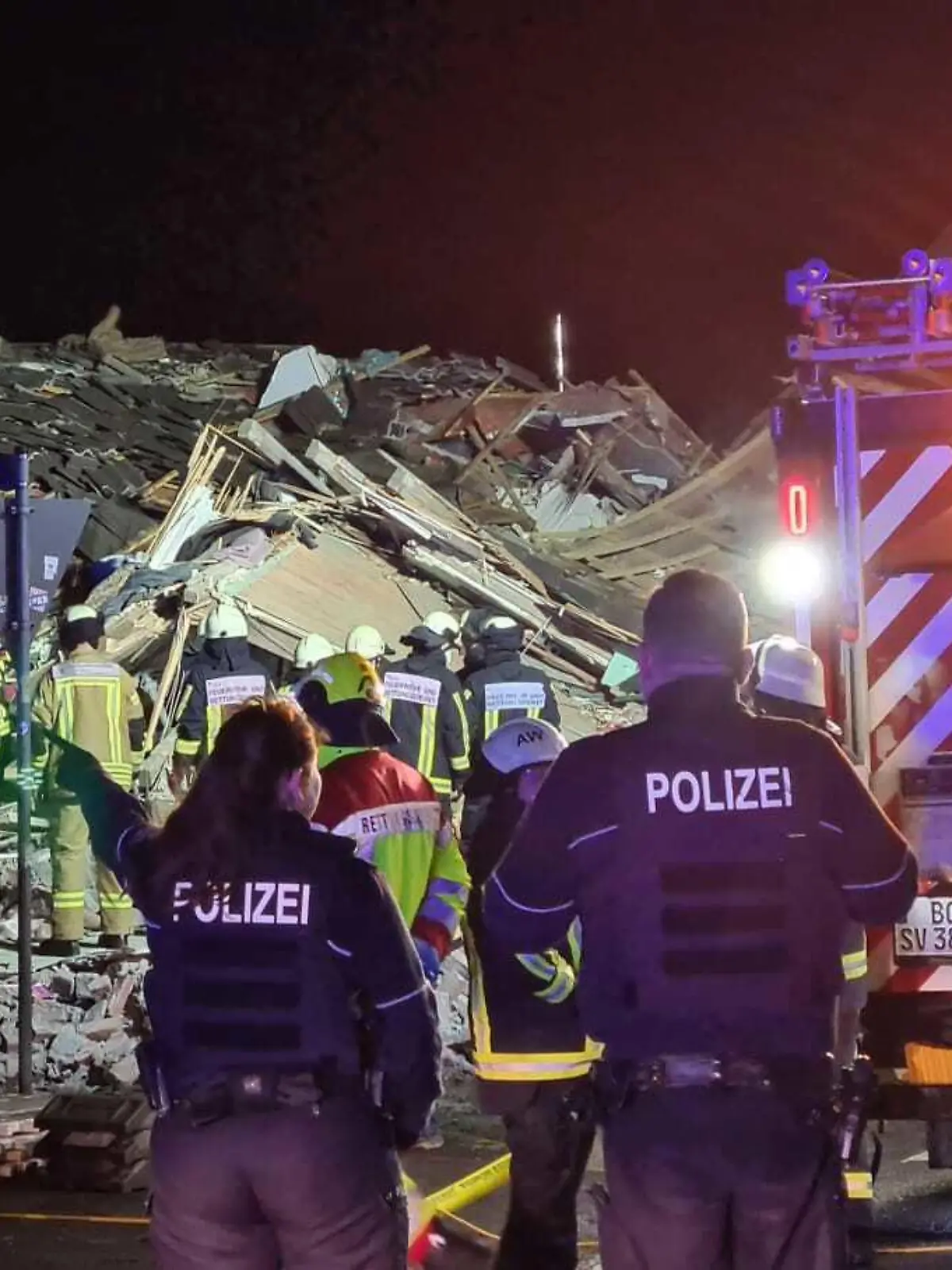 10.01.2023, Nordrhein-Westfalen, Bochum: Feuerwehr und Polizei stehen vor einem eingestürzten Haus im Bochumer Stadtteil Linden. Foto: Markus Gayk/TNN/dpa +++ dpa-Bildfunk +++