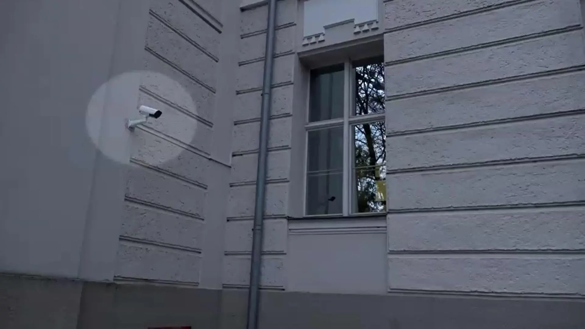Der Mann floh aus einem Fenster des Gerichts.