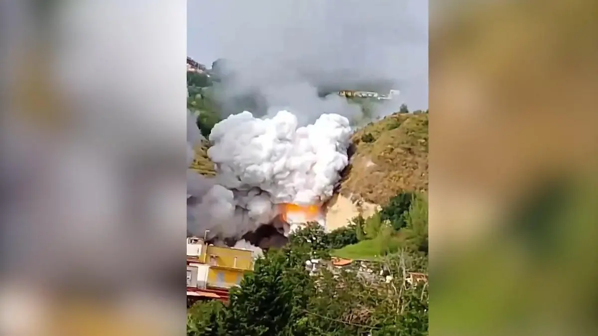 Feuerwerksfabrik in Flammen! Heftige Explosionen in beliebtem italienischen Urlaubsort Bewohner müssen evakuiert werden