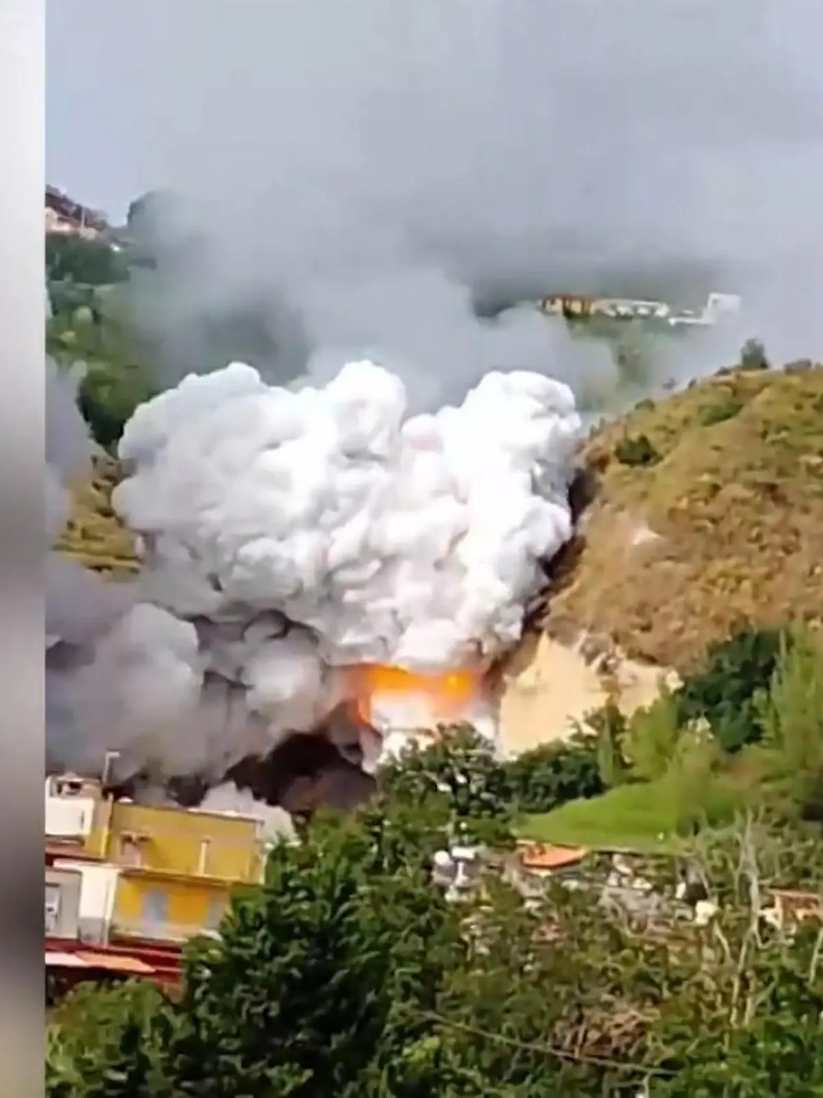 Bild zu: "Feuerwerksfabrik in Flammen! Heftige Explosionen in beliebtem italienischen Urlaubsort"